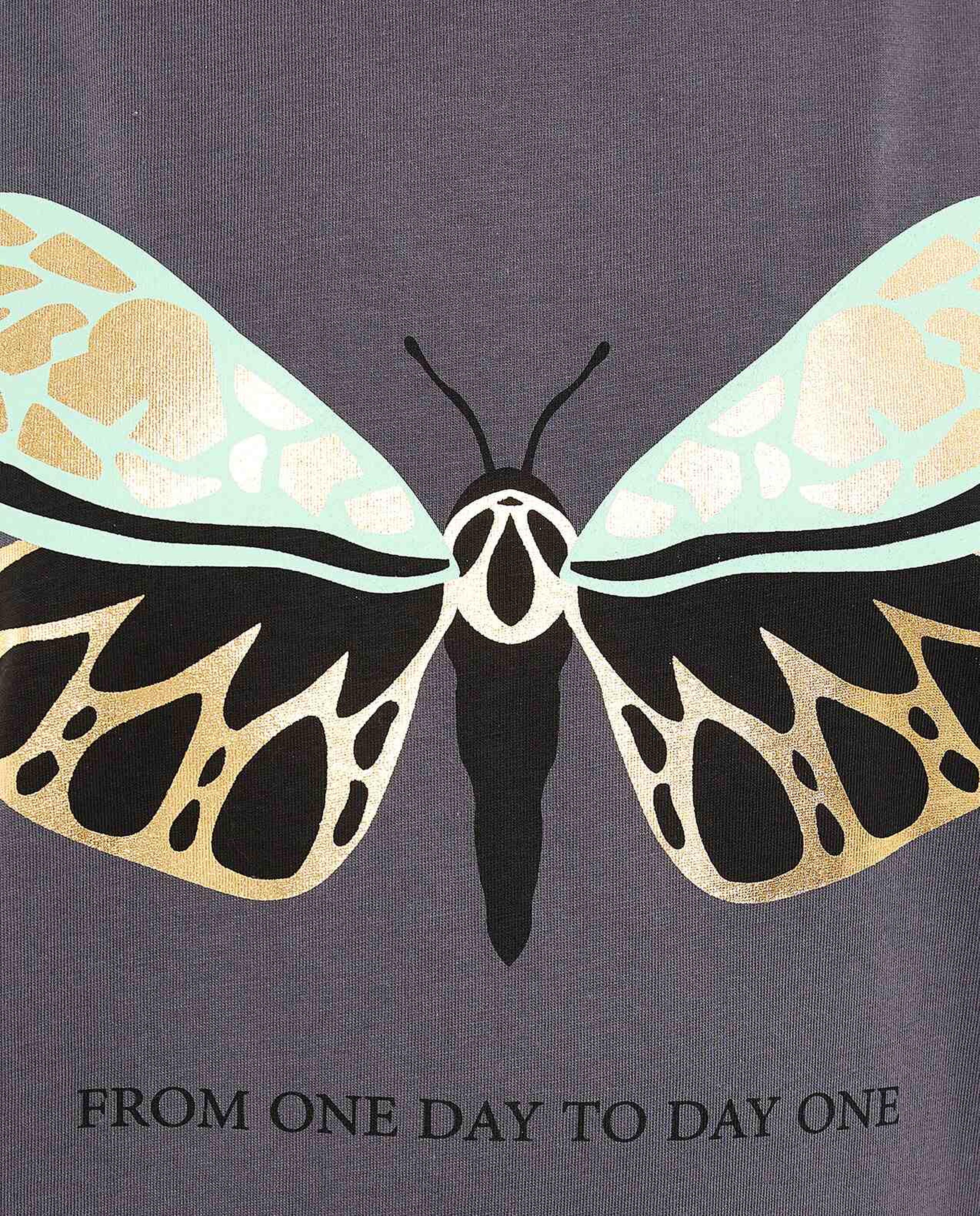 تيشيرت بطباعة جرافيك وياقة مستديرة وأكمام قصيرة