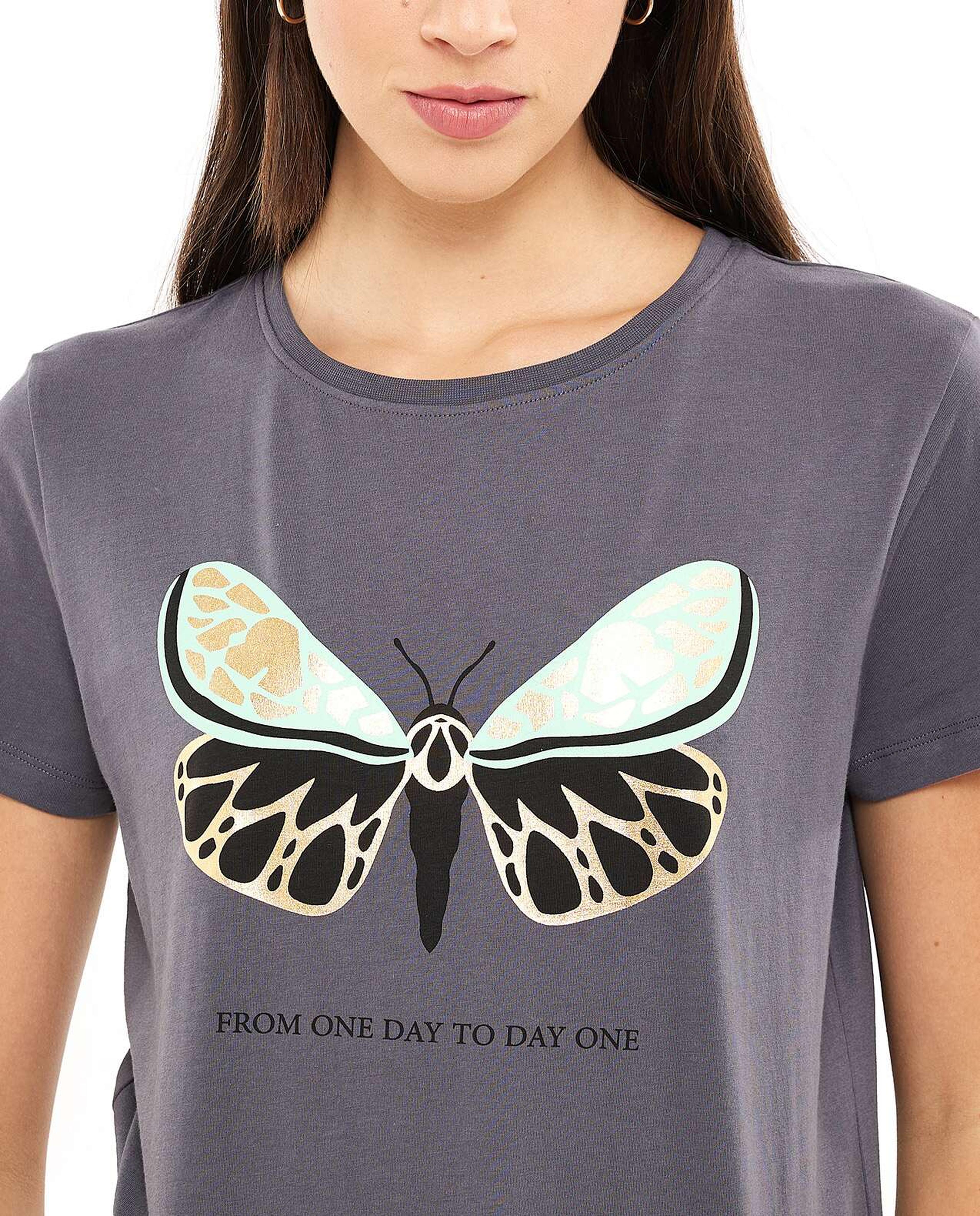 تيشيرت بطباعة جرافيك وياقة مستديرة وأكمام قصيرة