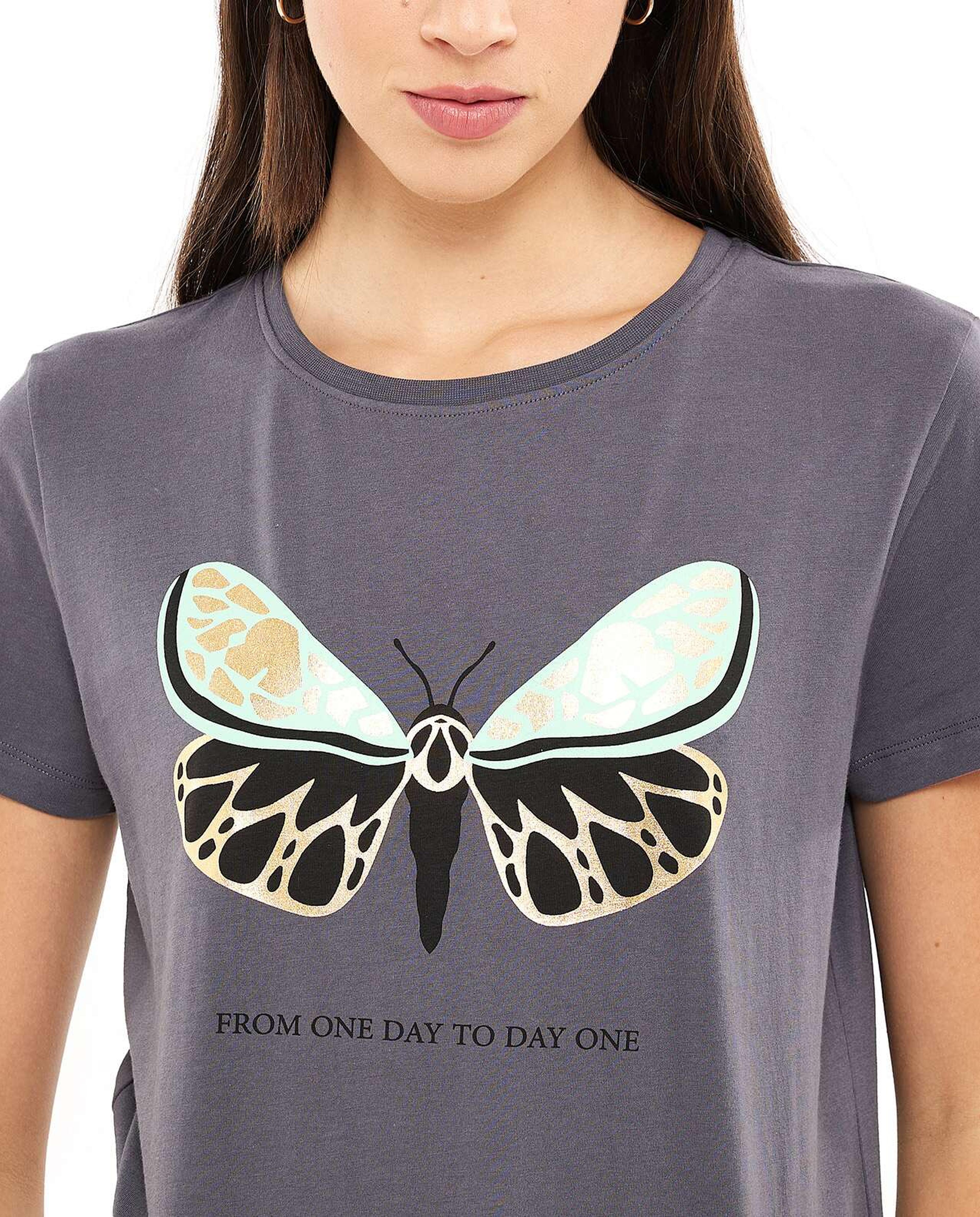 تيشيرت بطباعة جرافيك وياقة مستديرة وأكمام قصيرة