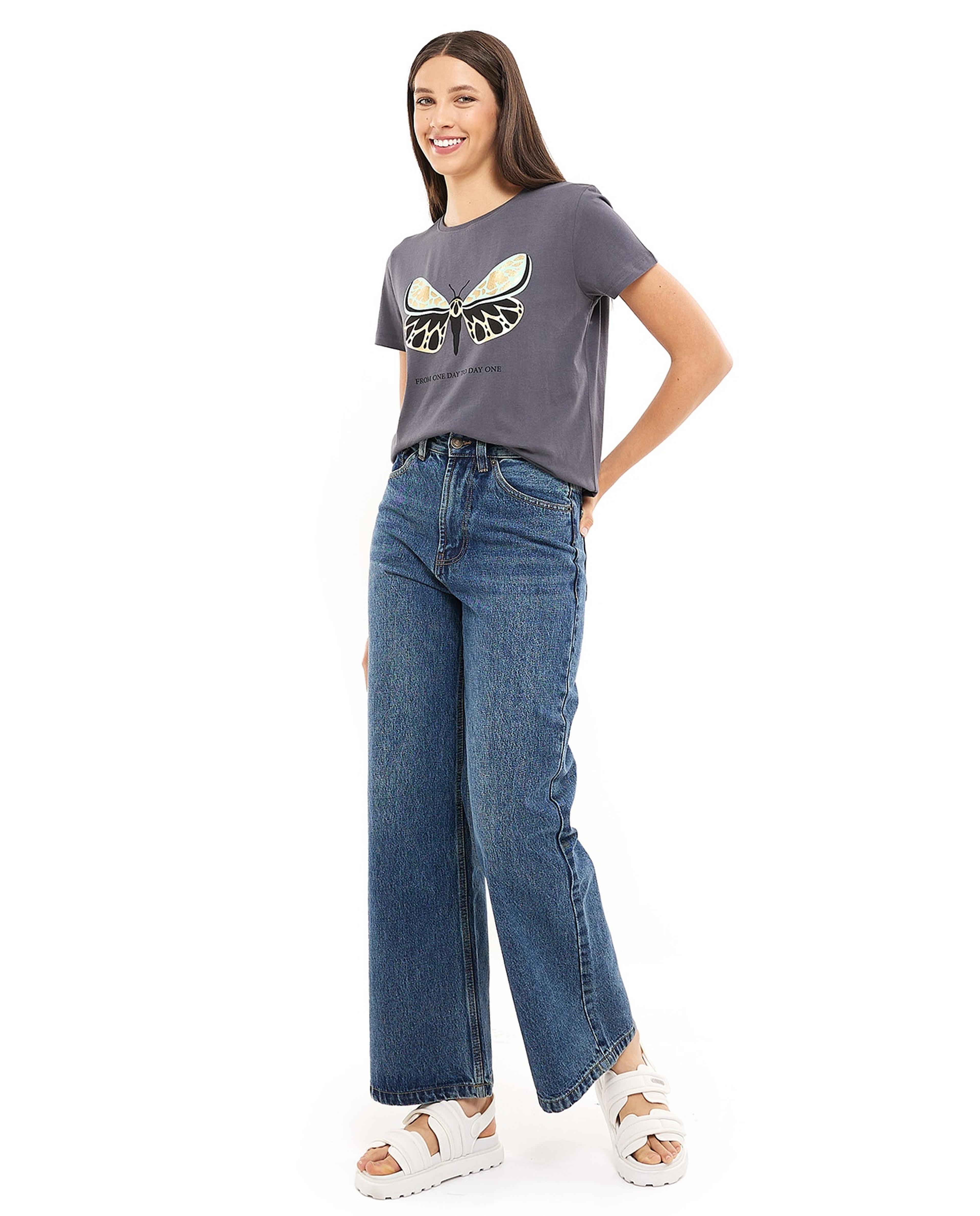 تيشيرت بطباعة جرافيك وياقة مستديرة وأكمام قصيرة