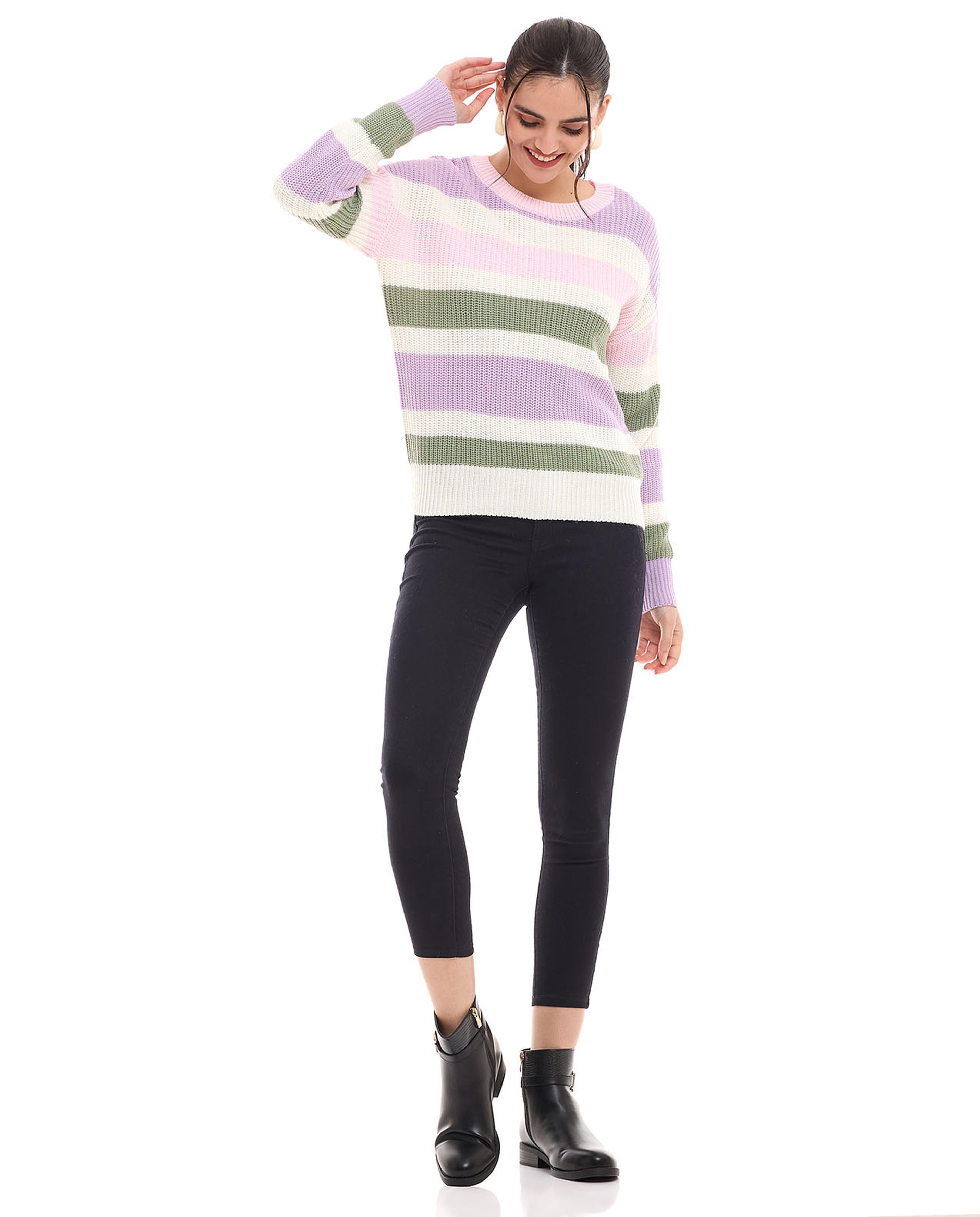 سترة مخططة بأكمام طويلة ورقبة مستديرة