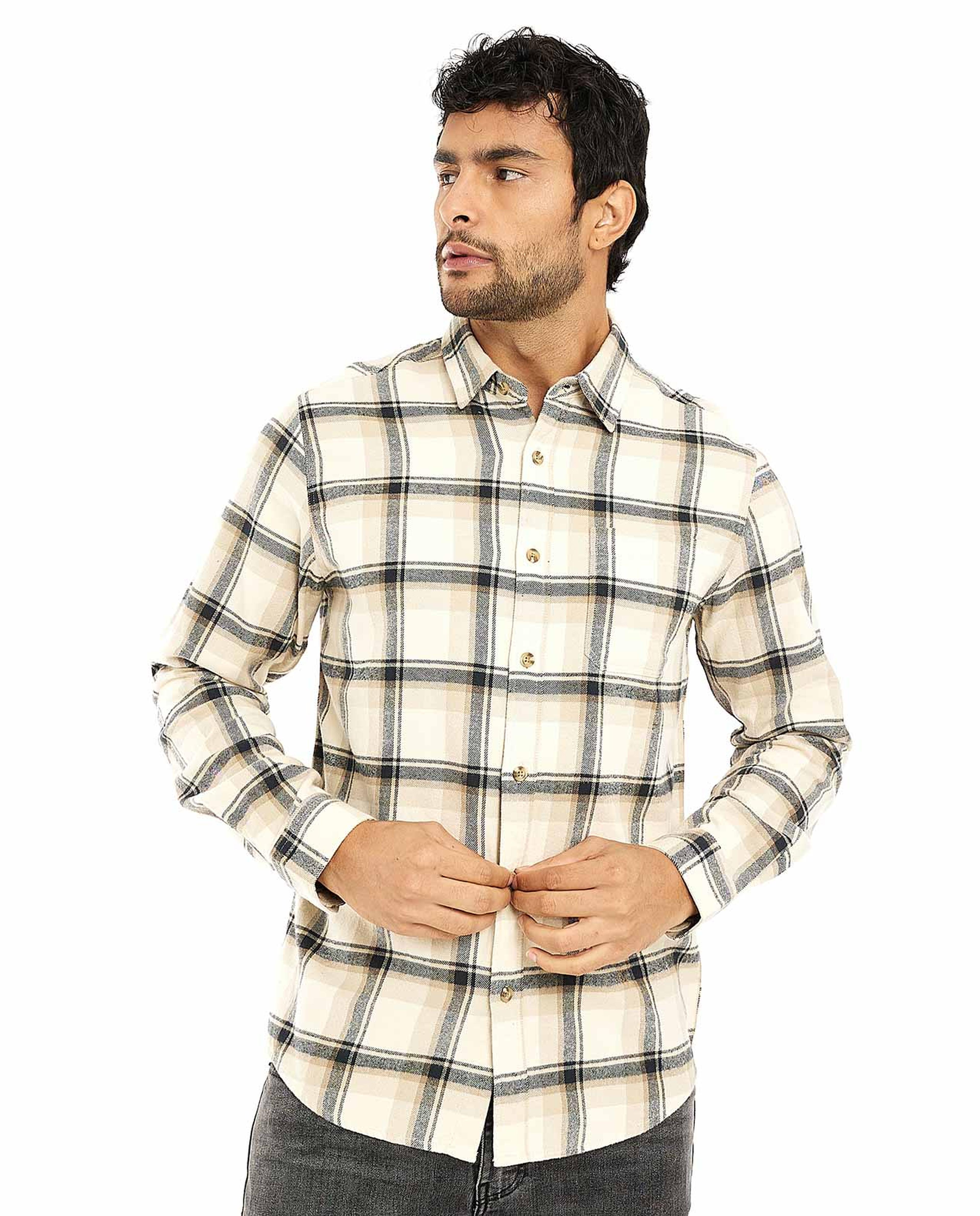 قميص بنقشة مربعات مع ياقة كلاسيكية وأكمام طويلة