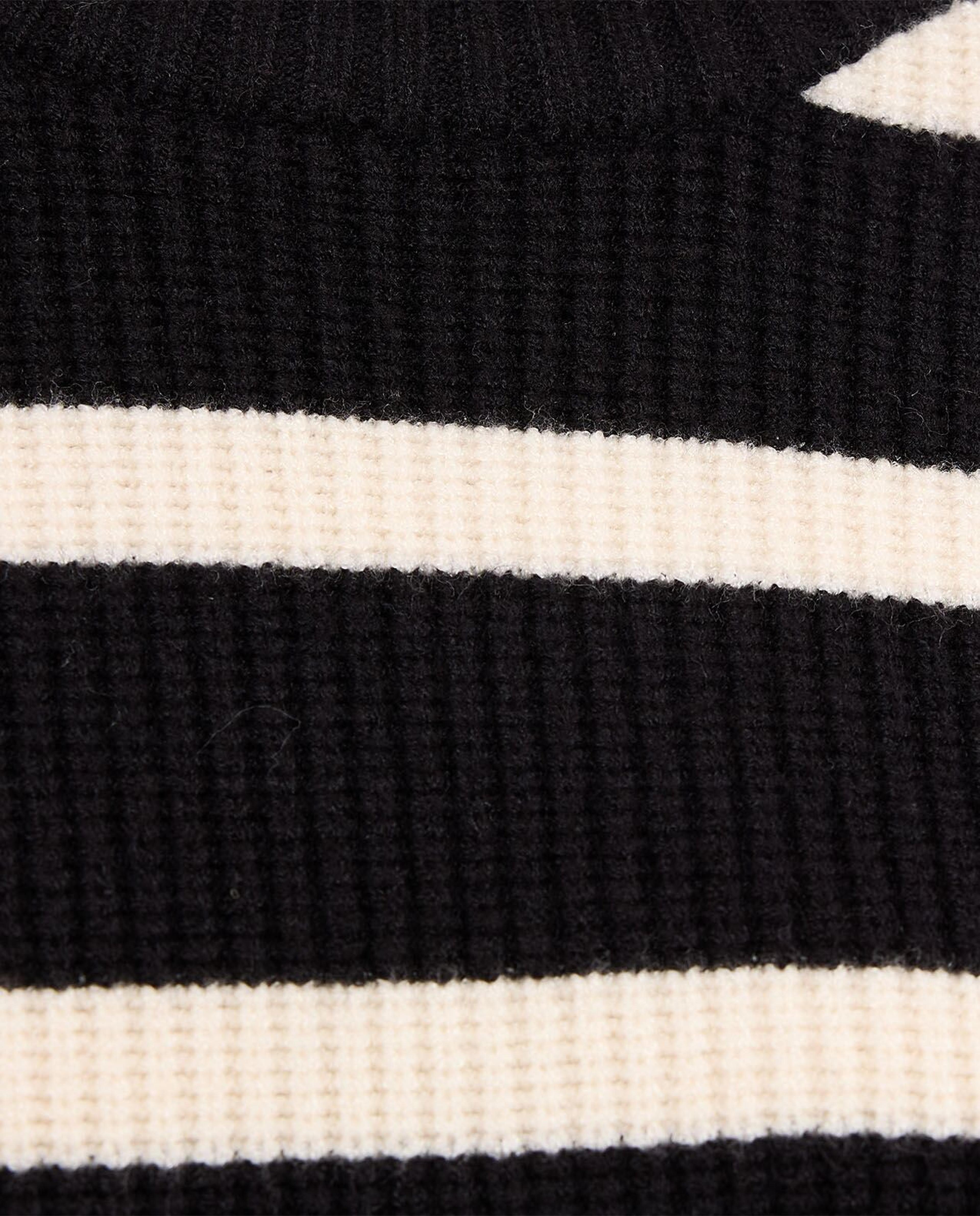 سترة مخططة بياقة مستديرة وبأكمام طويلة