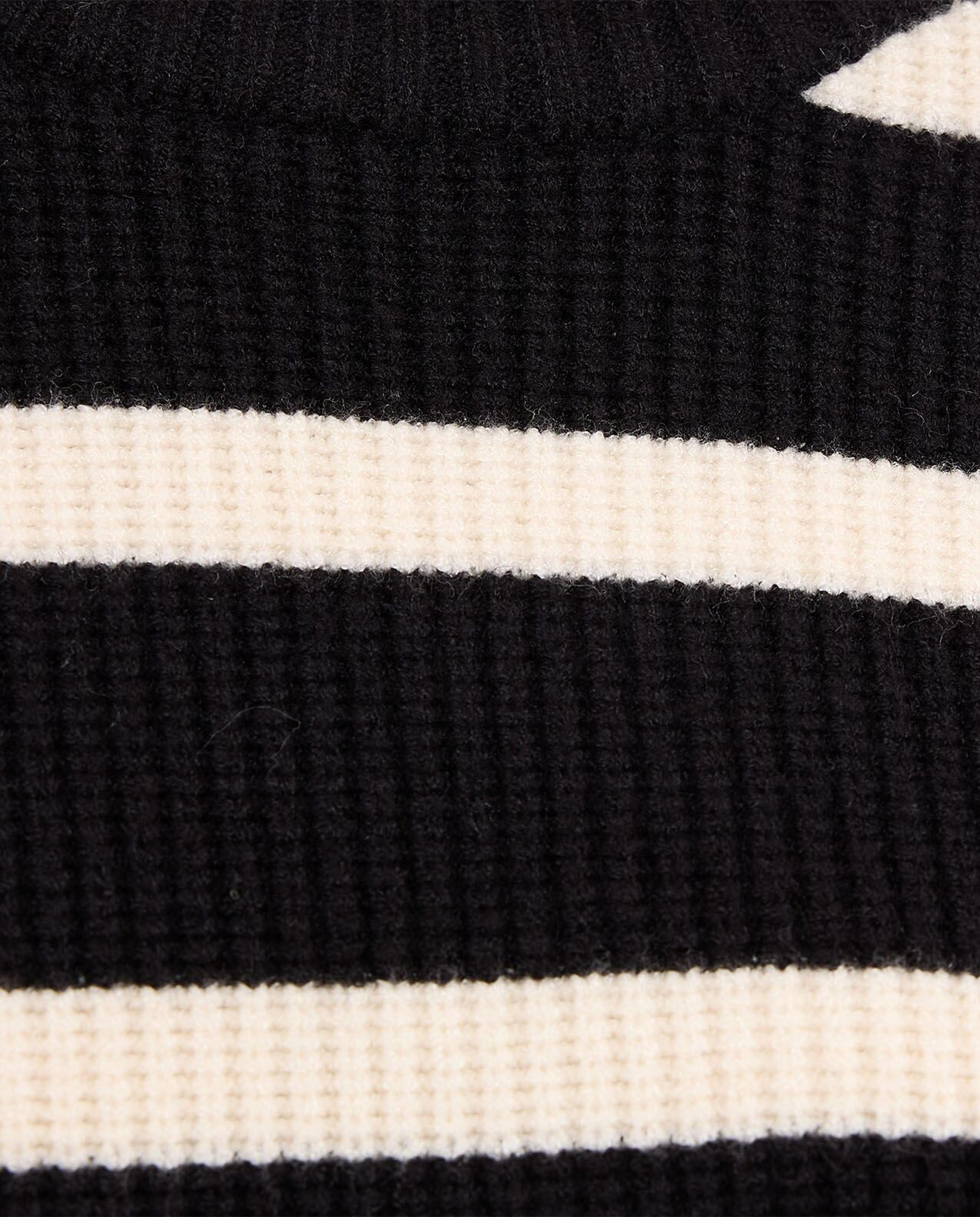 سترة مخططة بياقة مستديرة وبأكمام طويلة