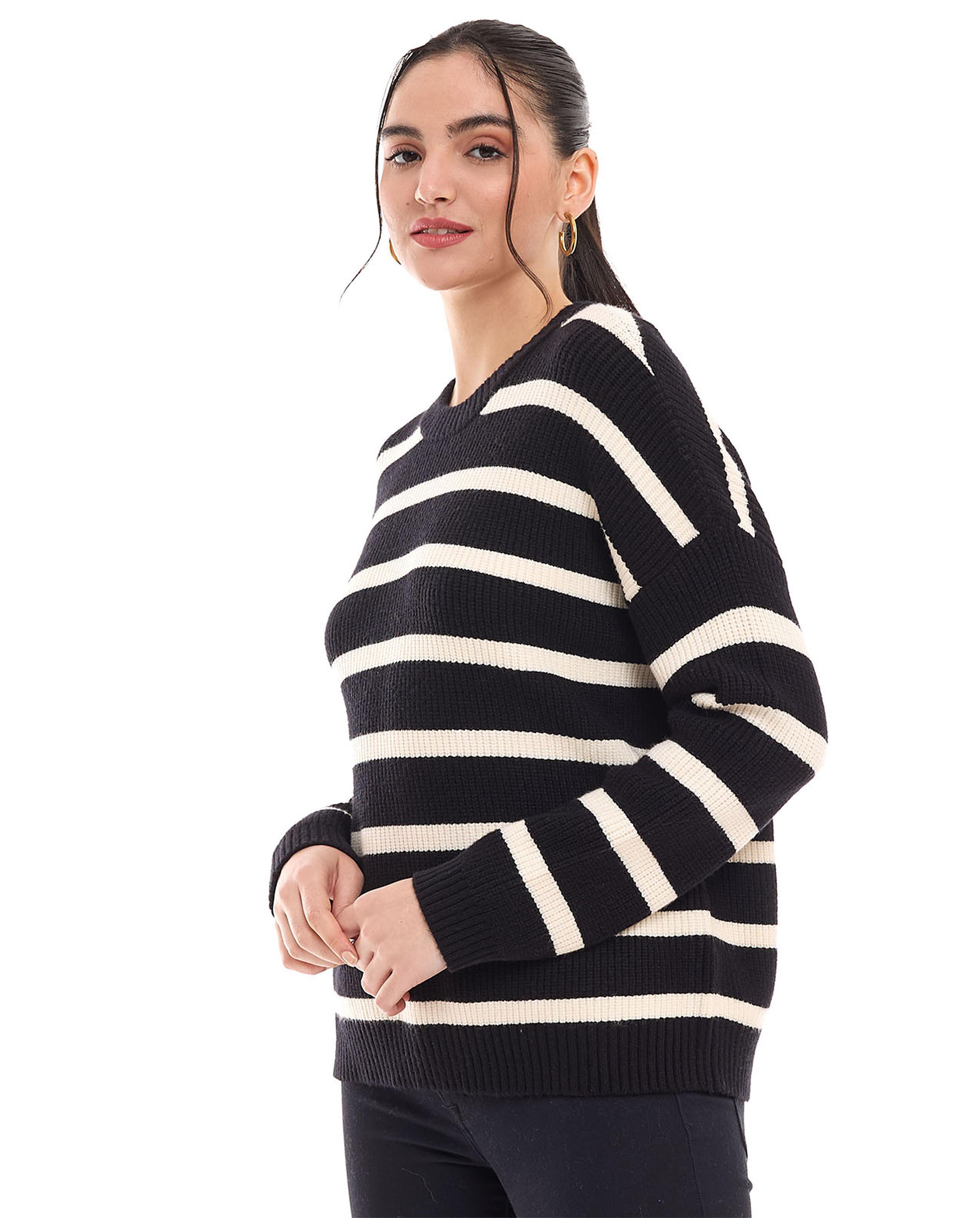 سترة مخططة بياقة مستديرة وبأكمام طويلة