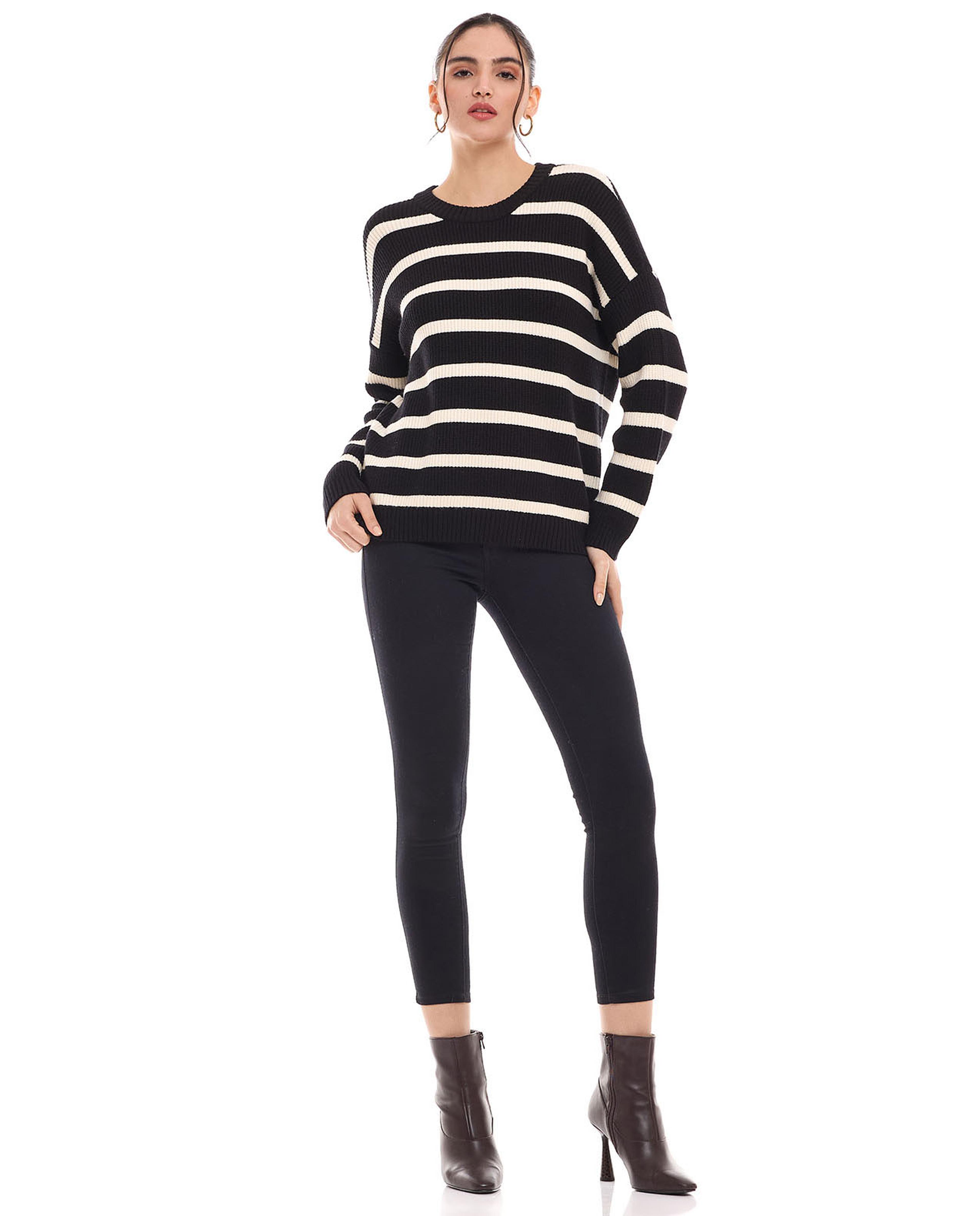 سترة مخططة بياقة مستديرة وبأكمام طويلة