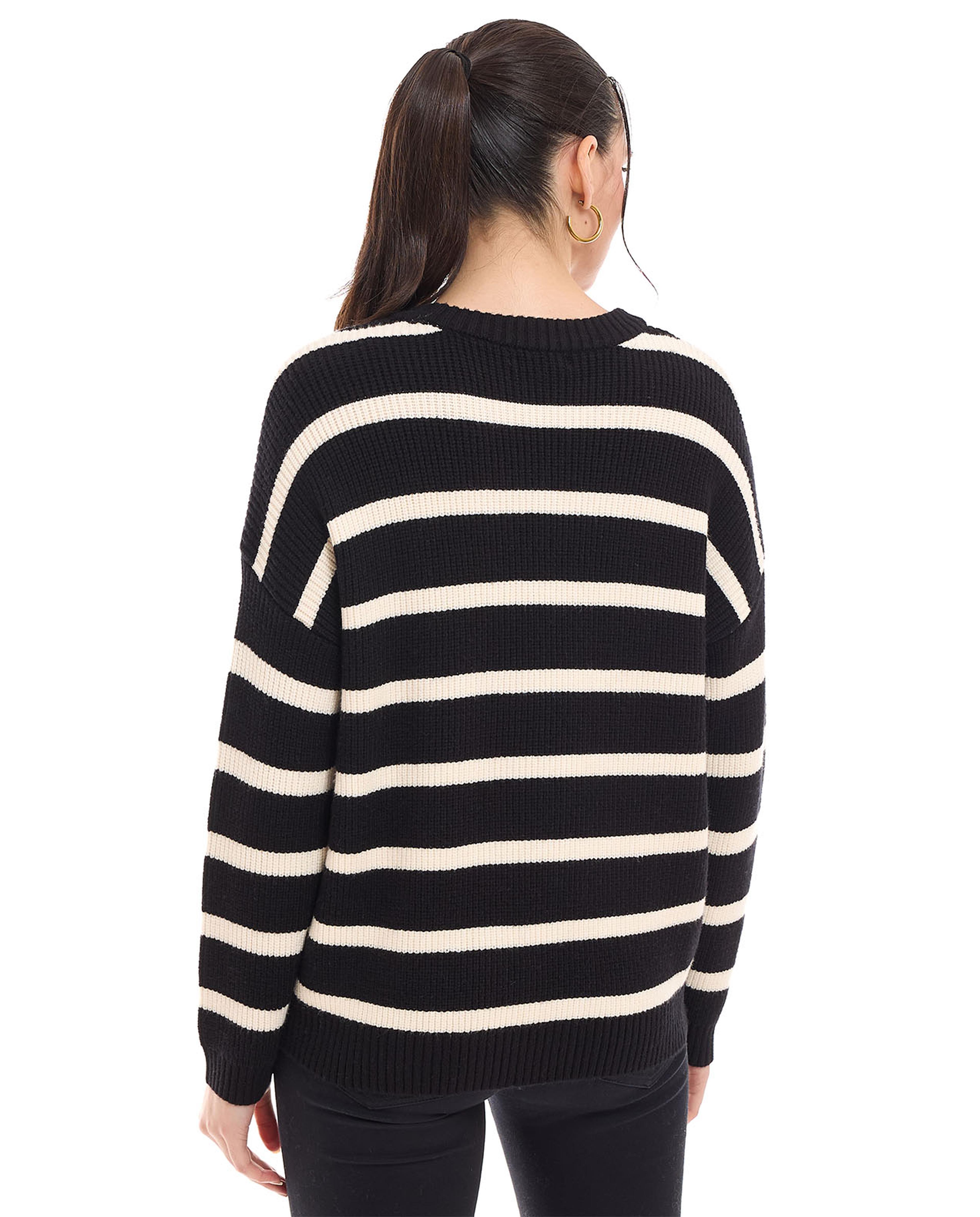 سترة مخططة بياقة مستديرة وبأكمام طويلة