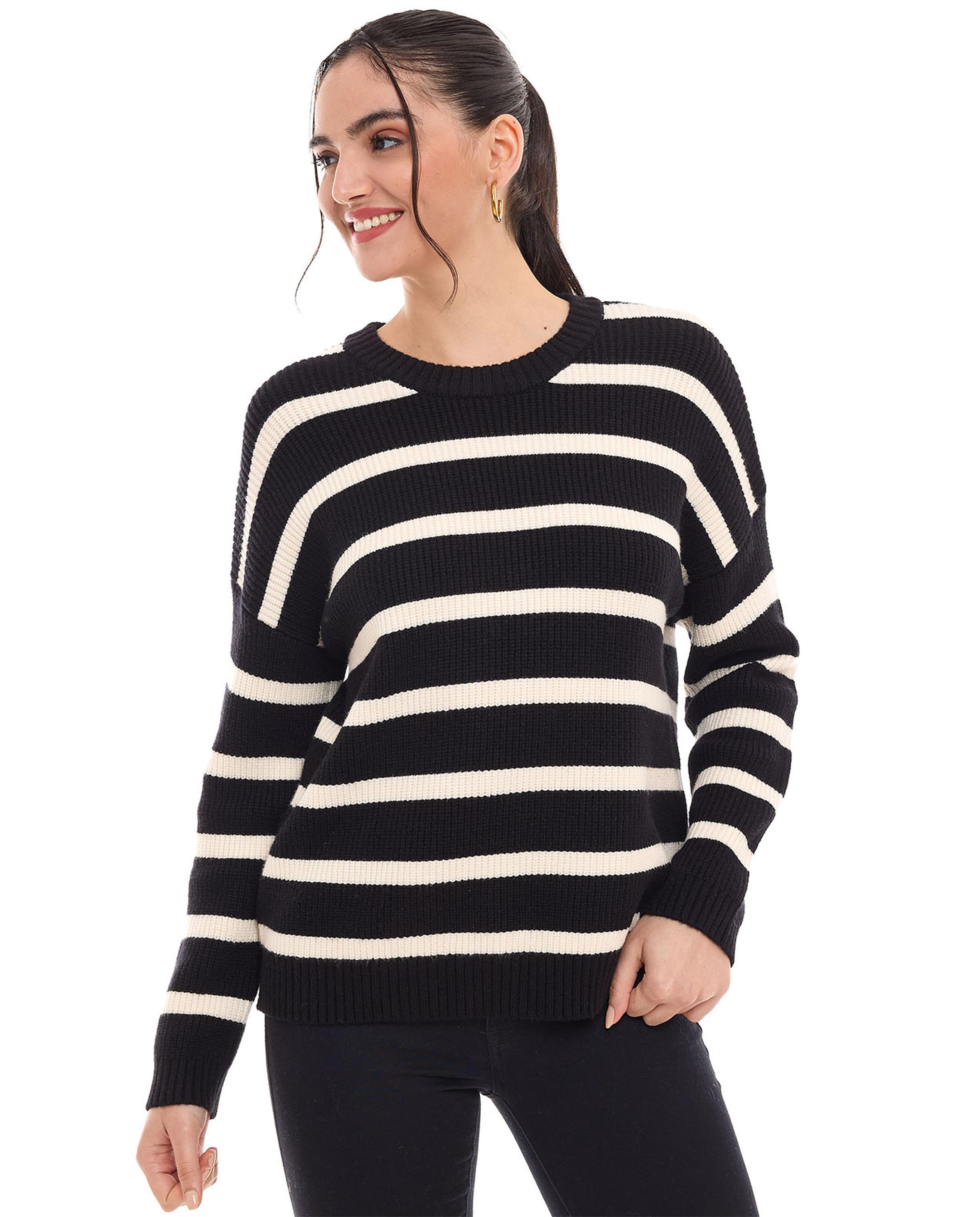 سترة مخططة بياقة مستديرة وبأكمام طويلة