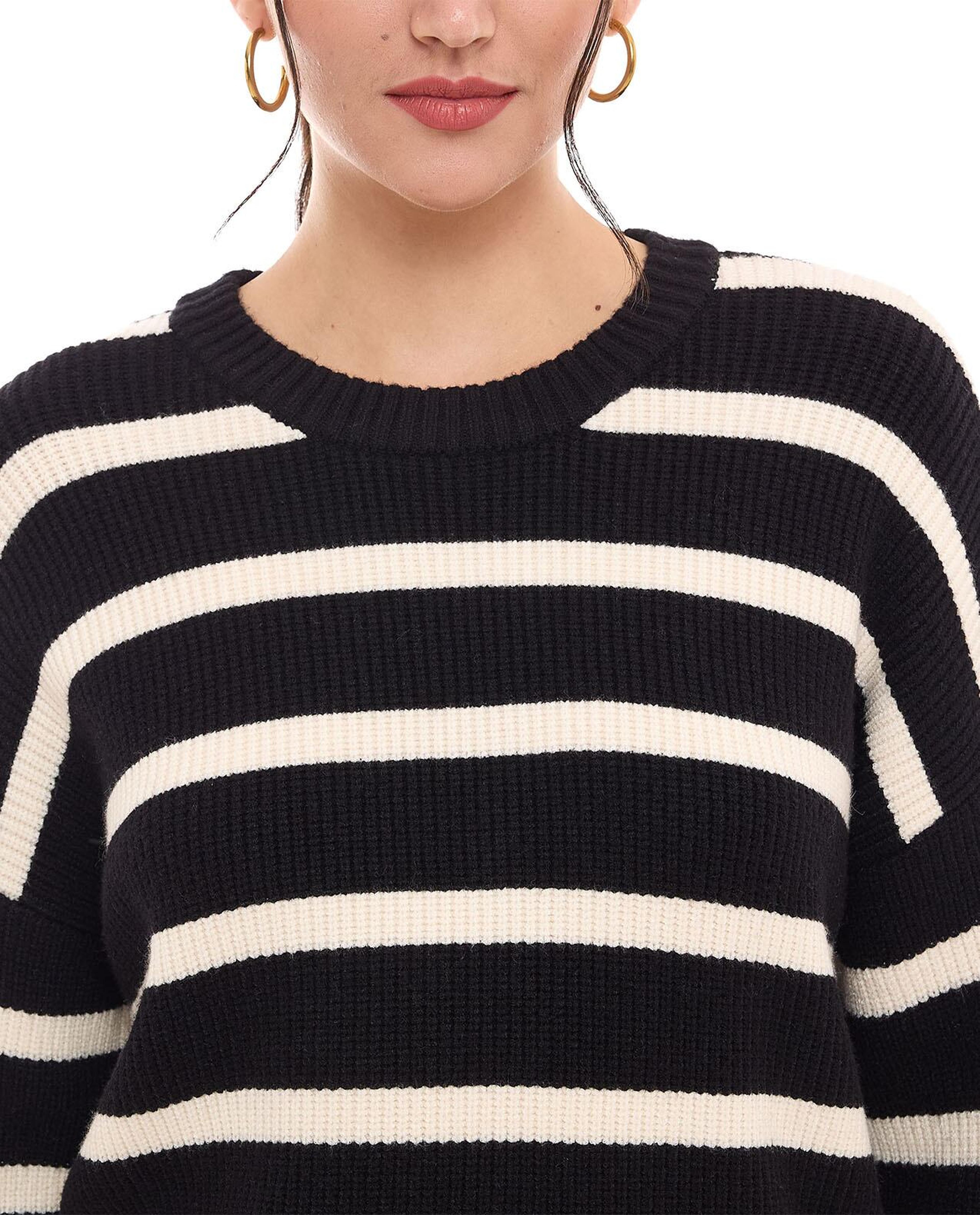 سترة مخططة بياقة مستديرة وبأكمام طويلة