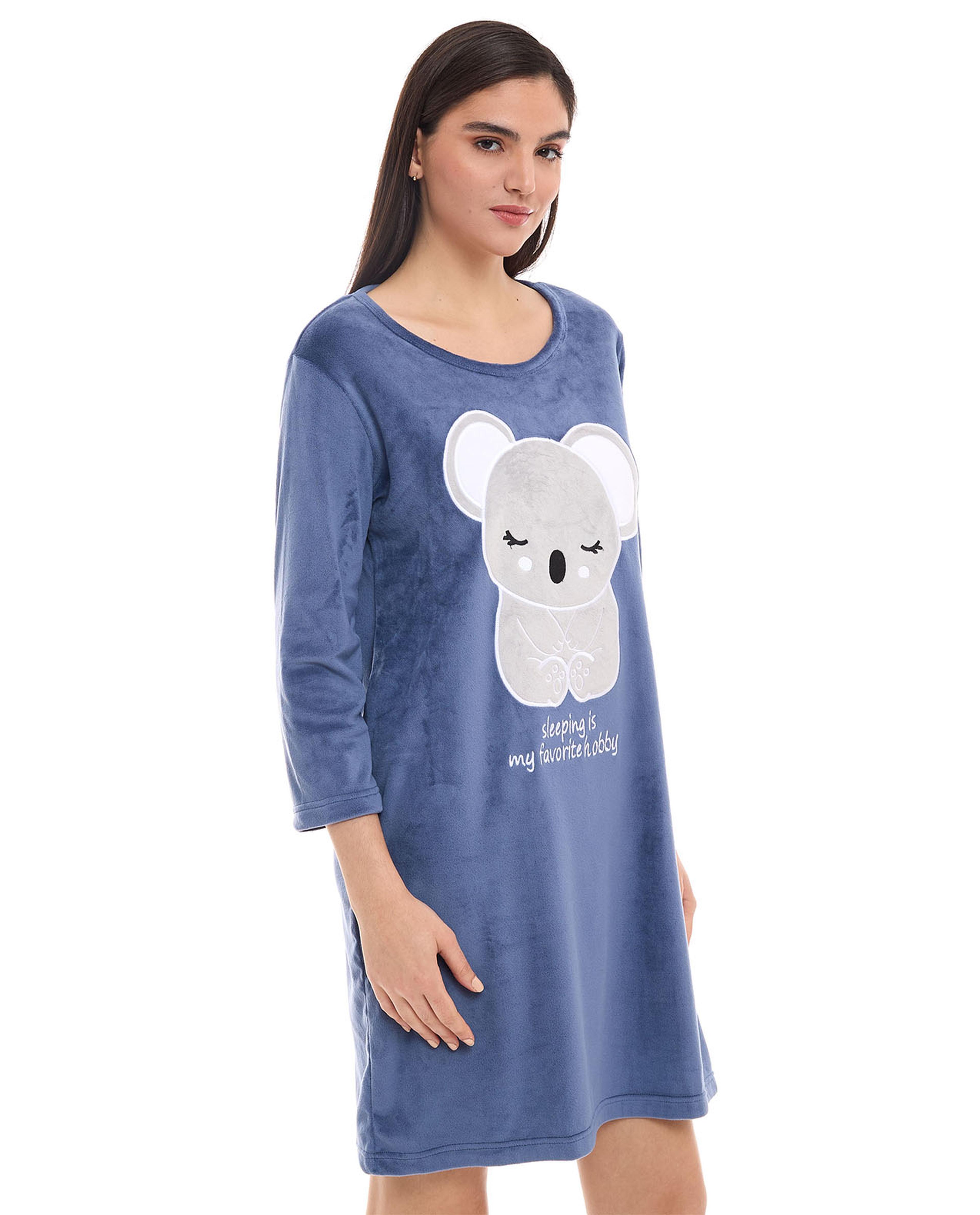 ثوب نوم مطرز بياقة مستديرة وأكمام طويلة