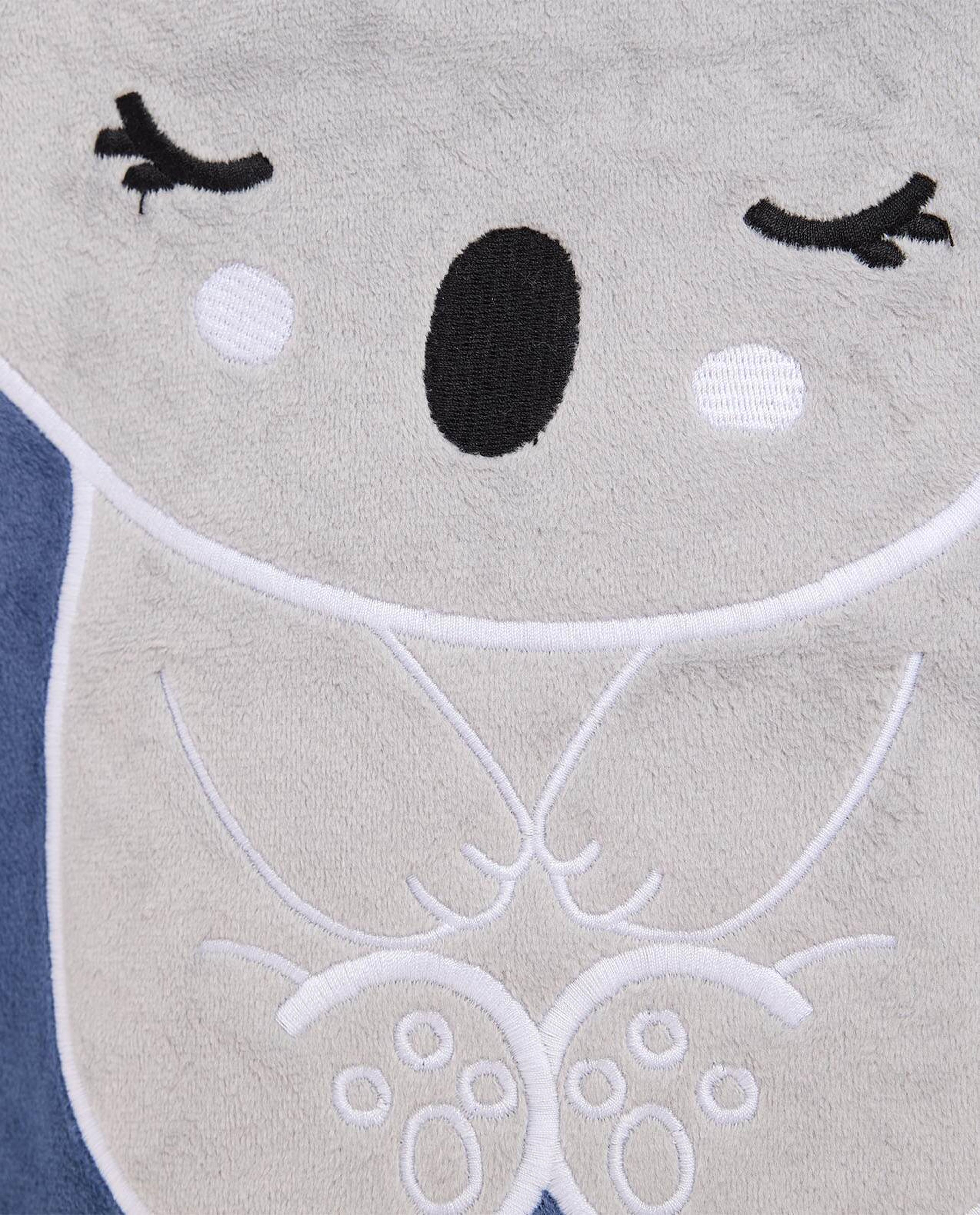 ثوب نوم مطرز بياقة مستديرة وأكمام طويلة