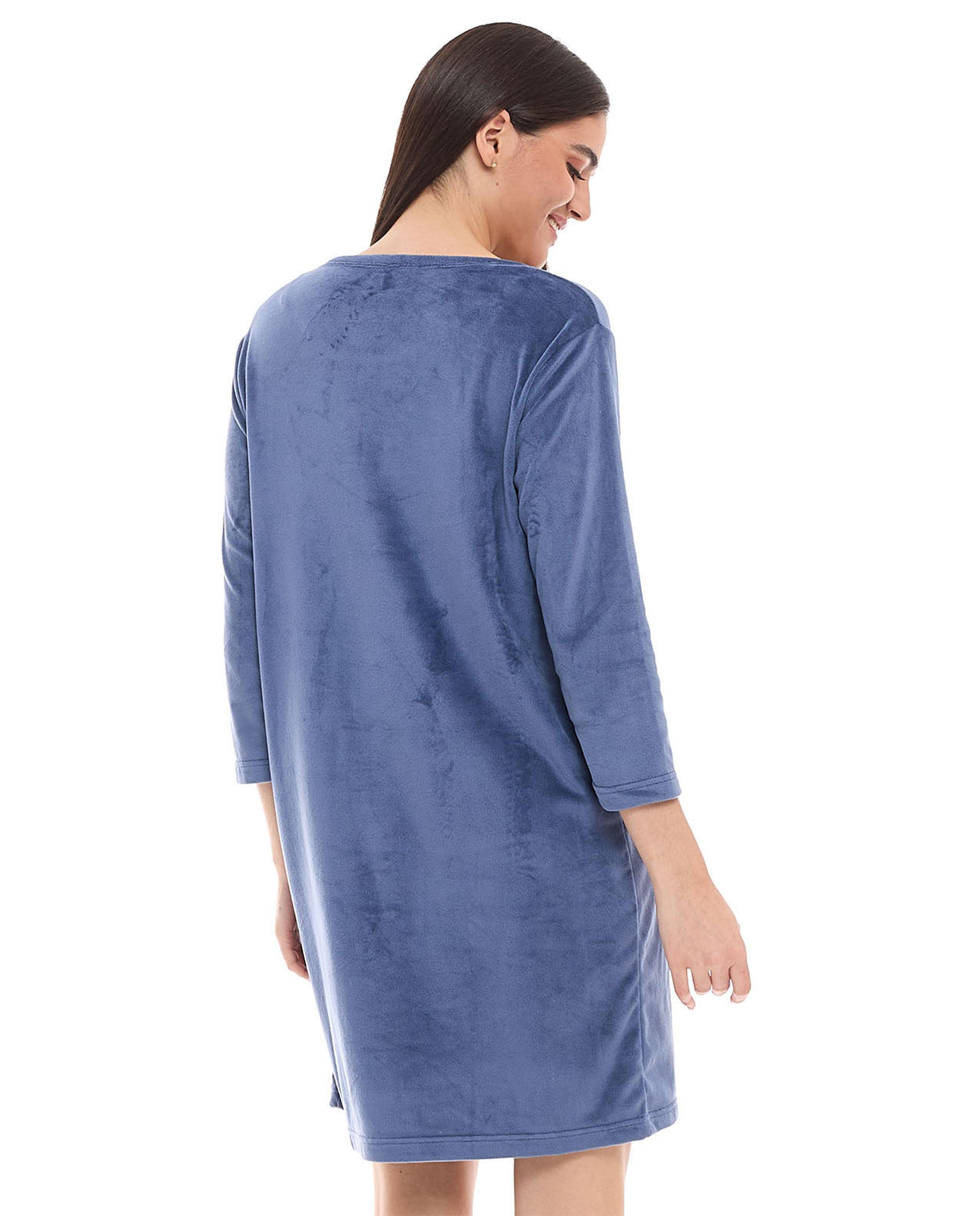 ثوب نوم مطرز بياقة مستديرة وأكمام طويلة