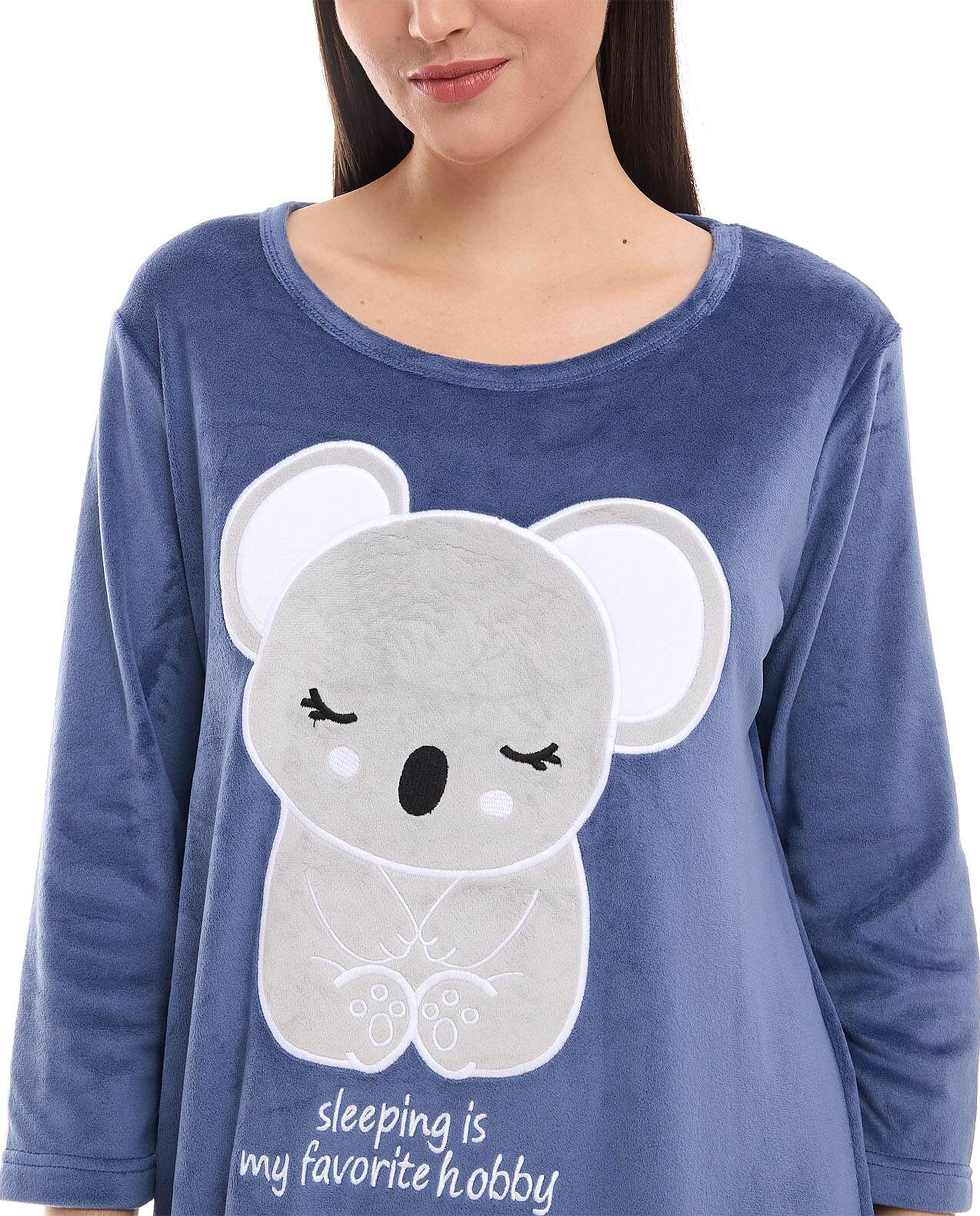 ثوب نوم مطرز بياقة مستديرة وأكمام طويلة