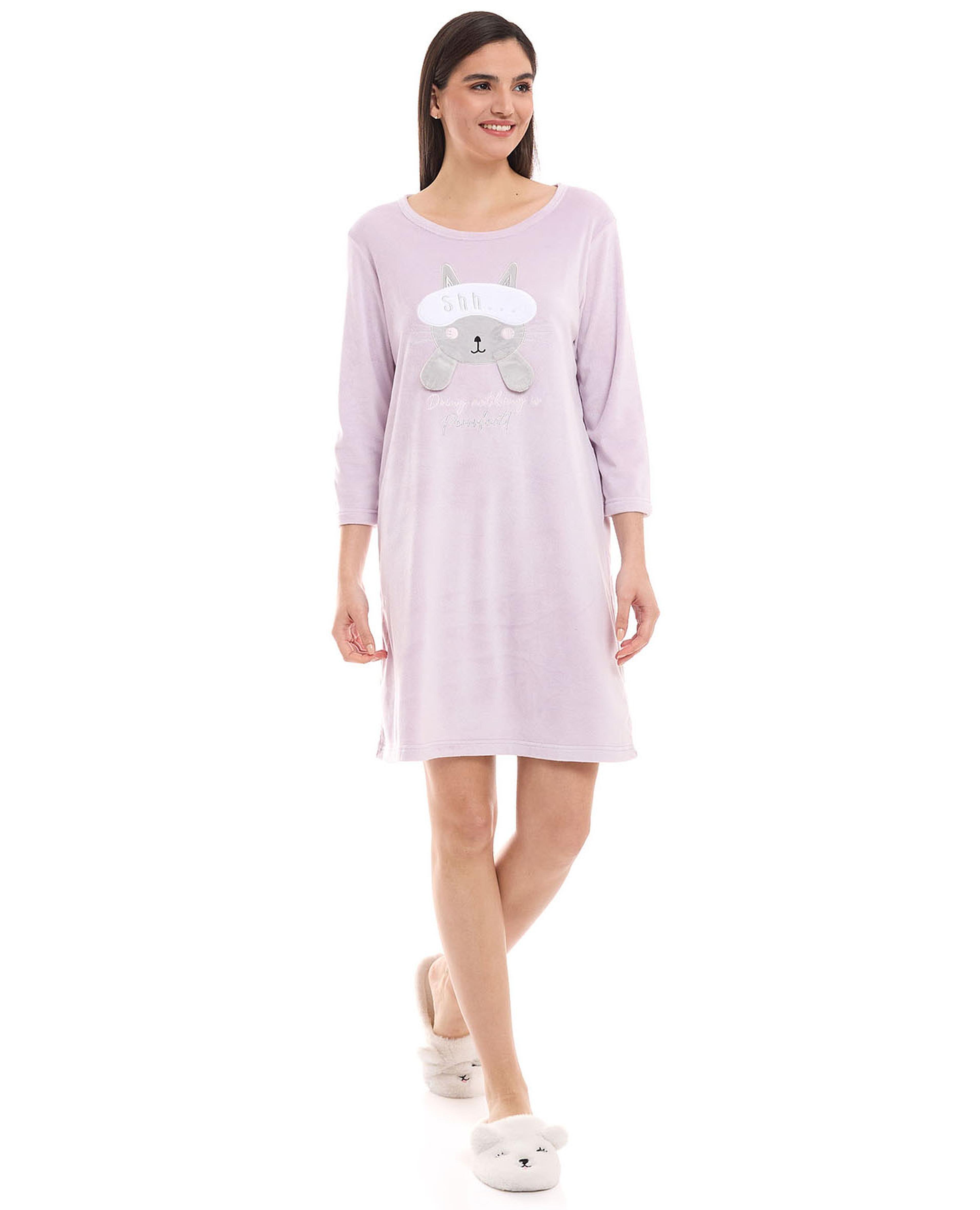 ثوب نوم مزين بياقة مستديرة وأكمام طويلة