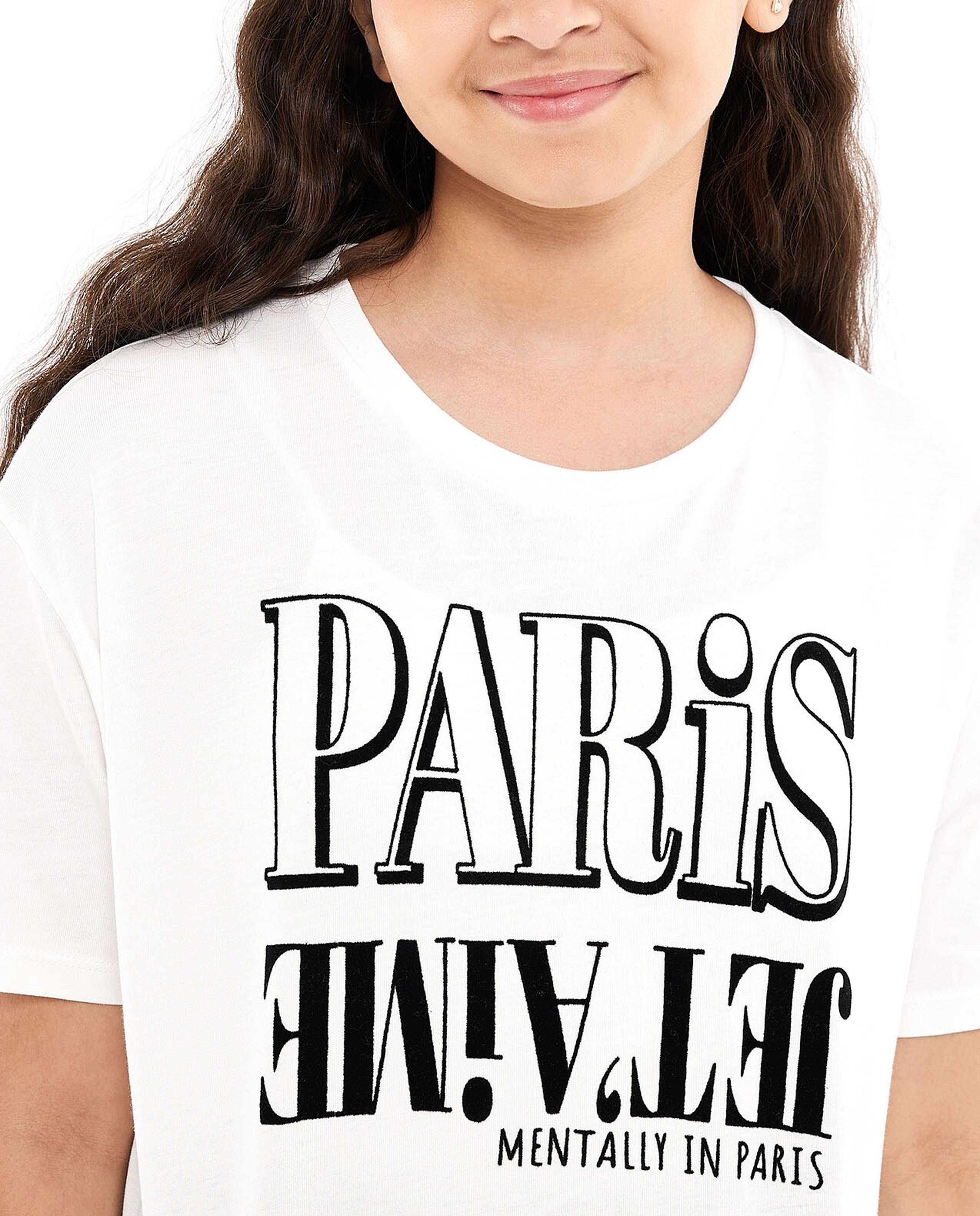 تيشيرت برقبة مستديرة وأكمام قصيرة