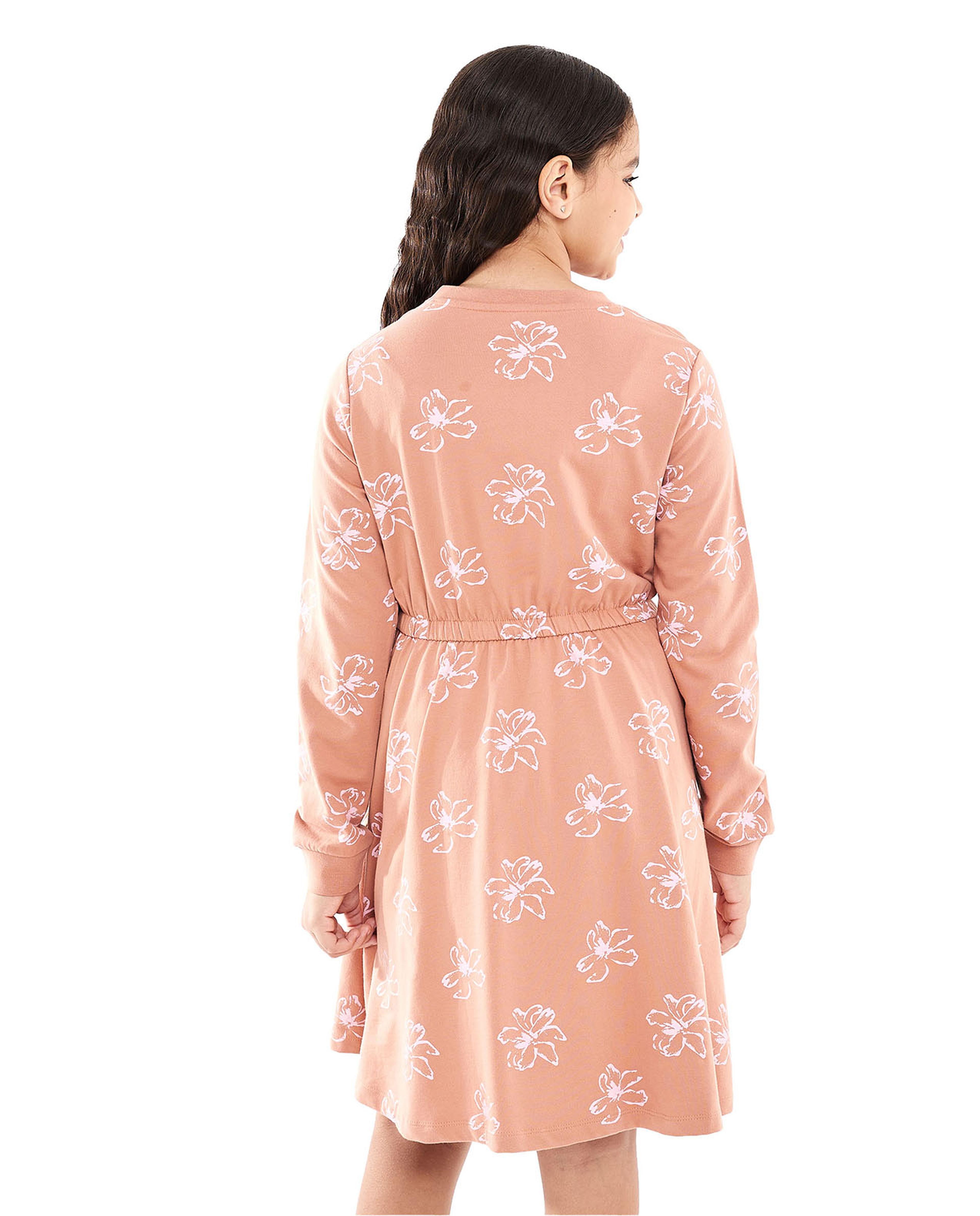 فستان برقبة مستديرة وأكمام طويلة