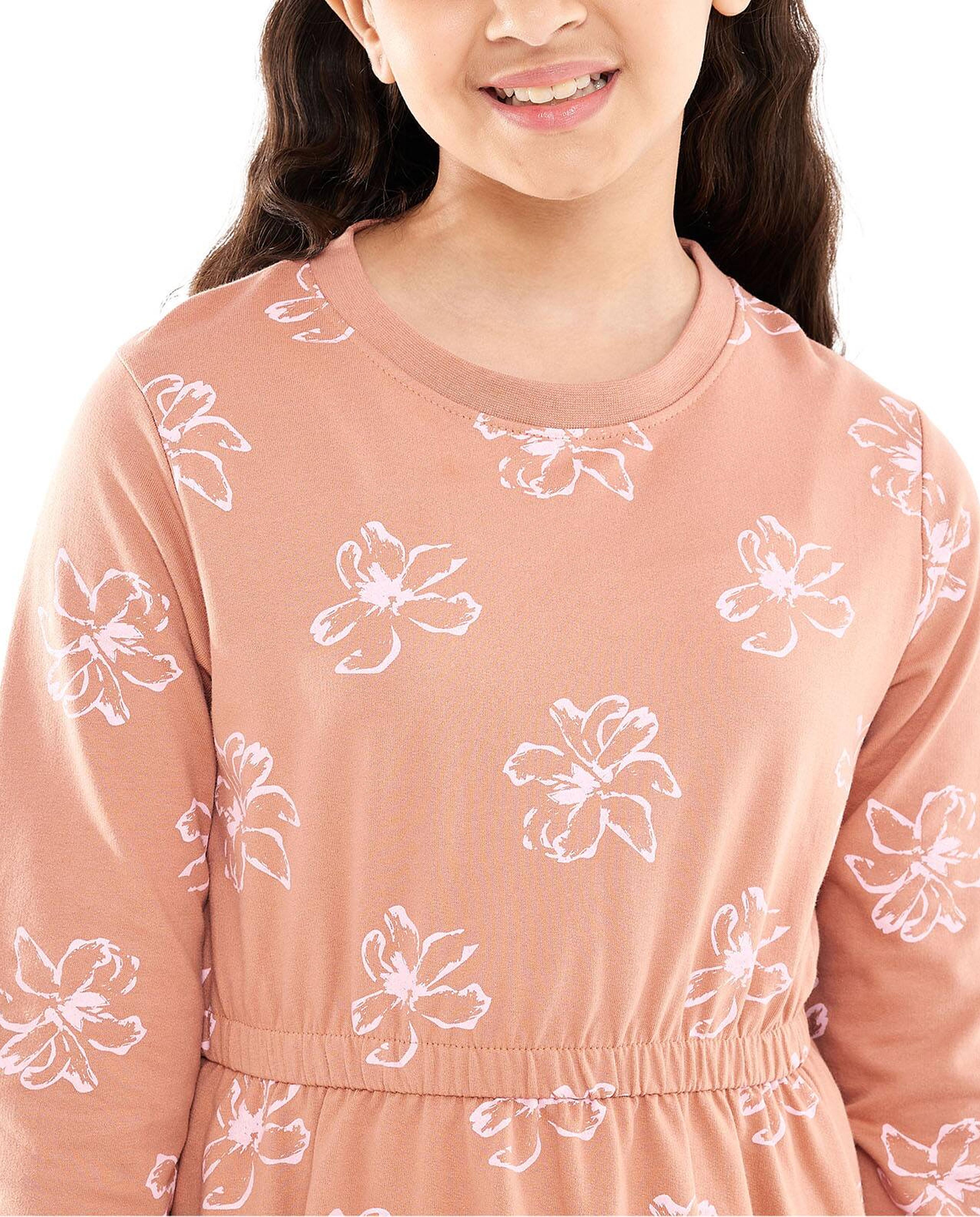 فستان برقبة مستديرة وأكمام طويلة