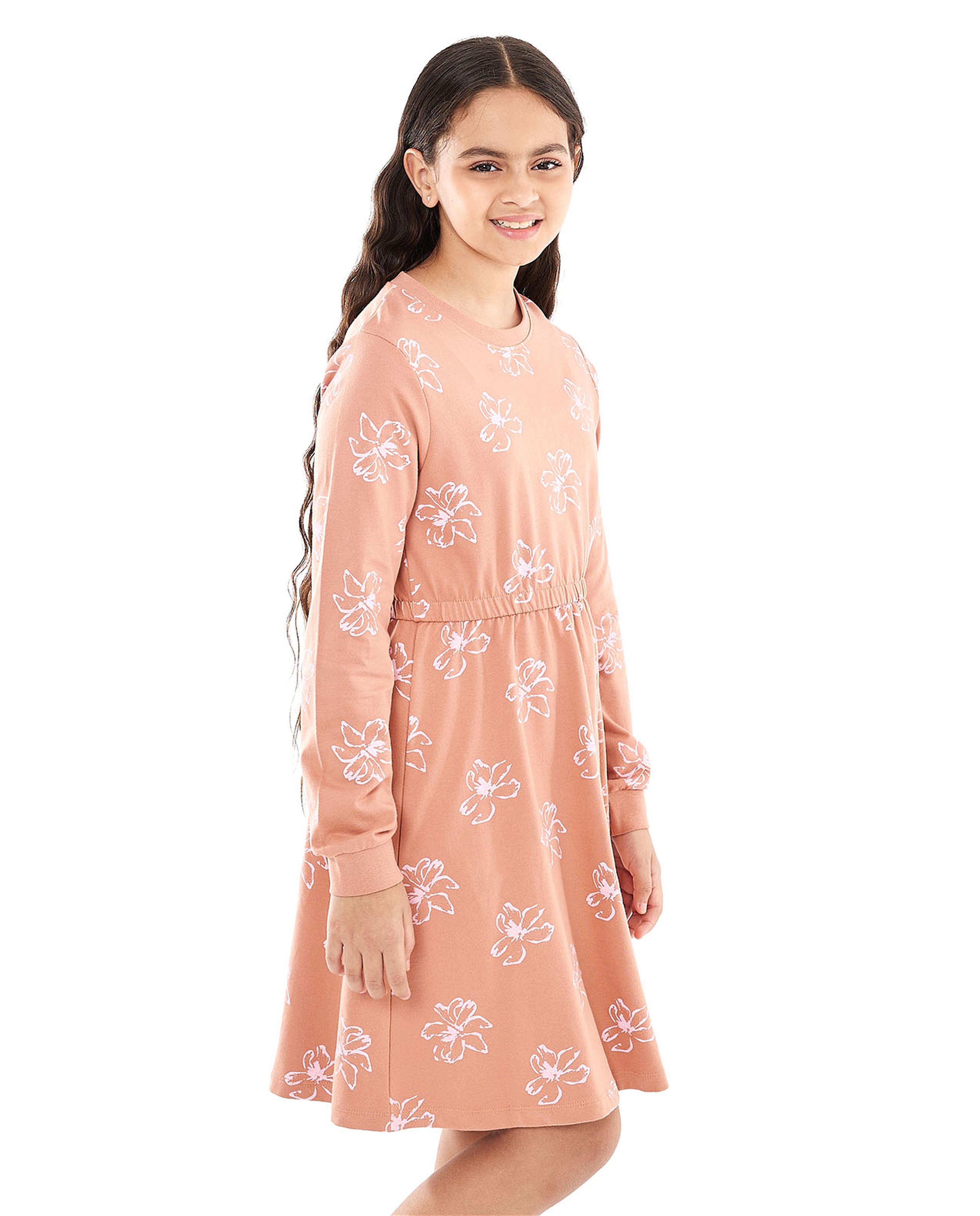 فستان برقبة مستديرة وأكمام طويلة