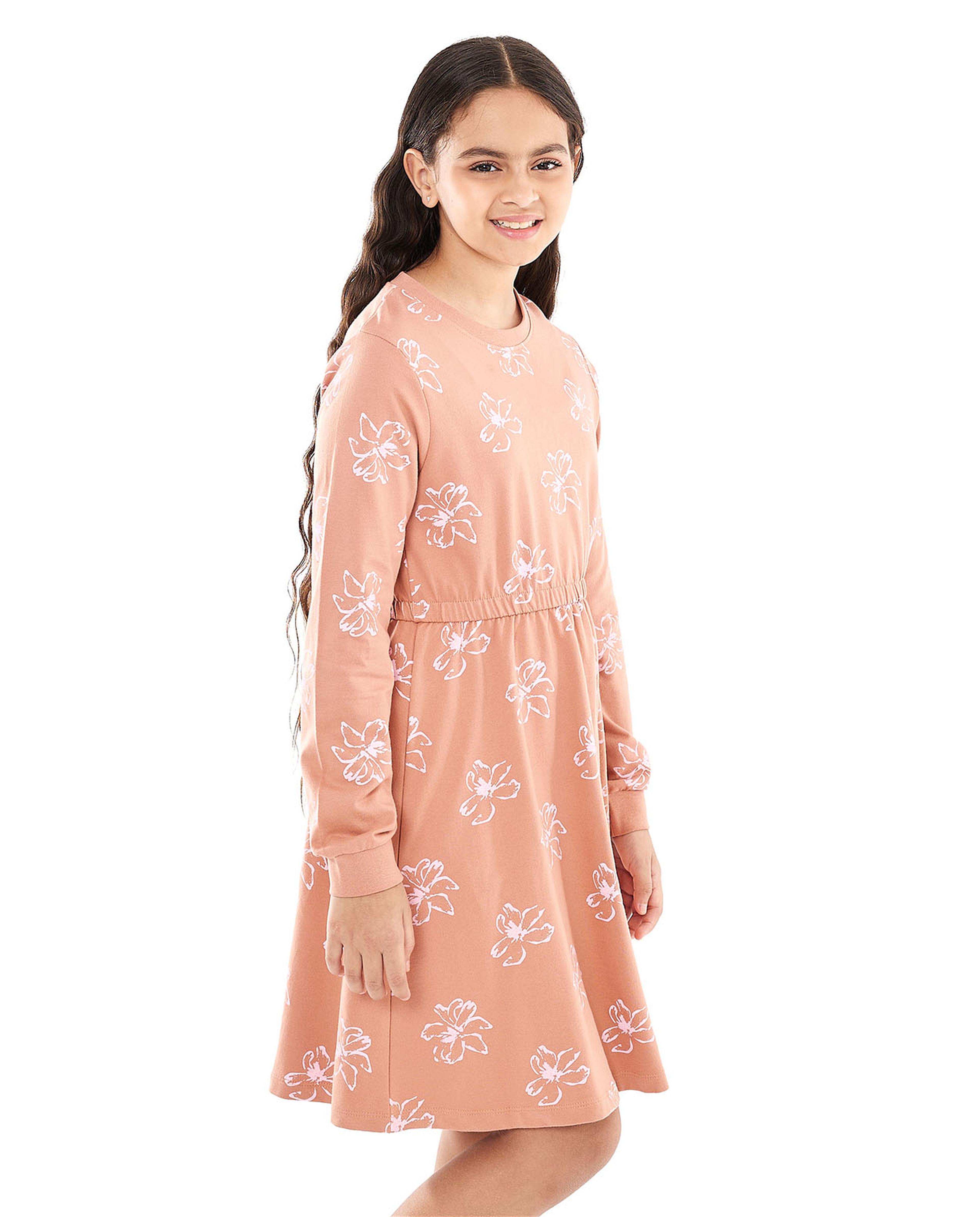 فستان برقبة مستديرة وأكمام طويلة