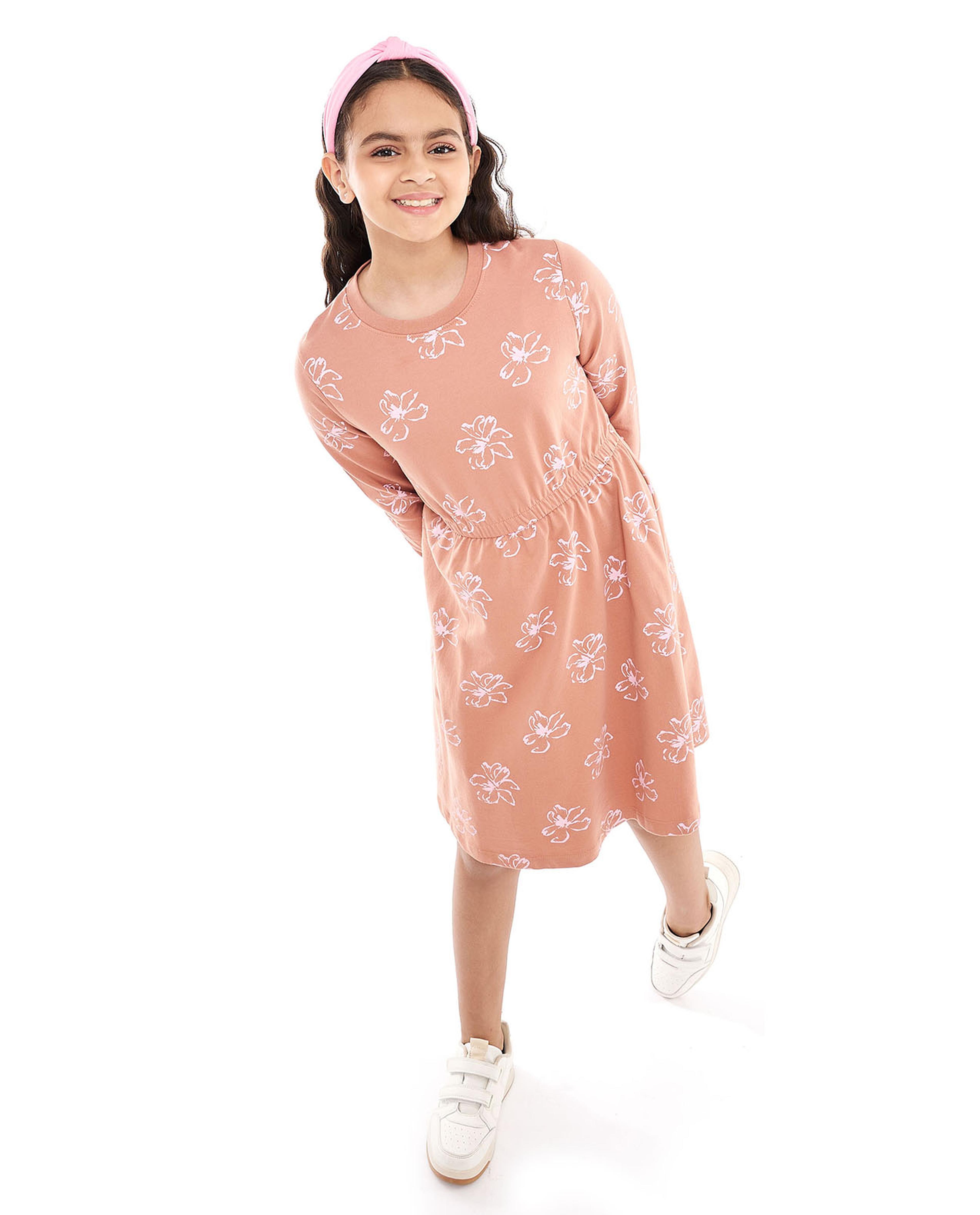 فستان برقبة مستديرة وأكمام طويلة