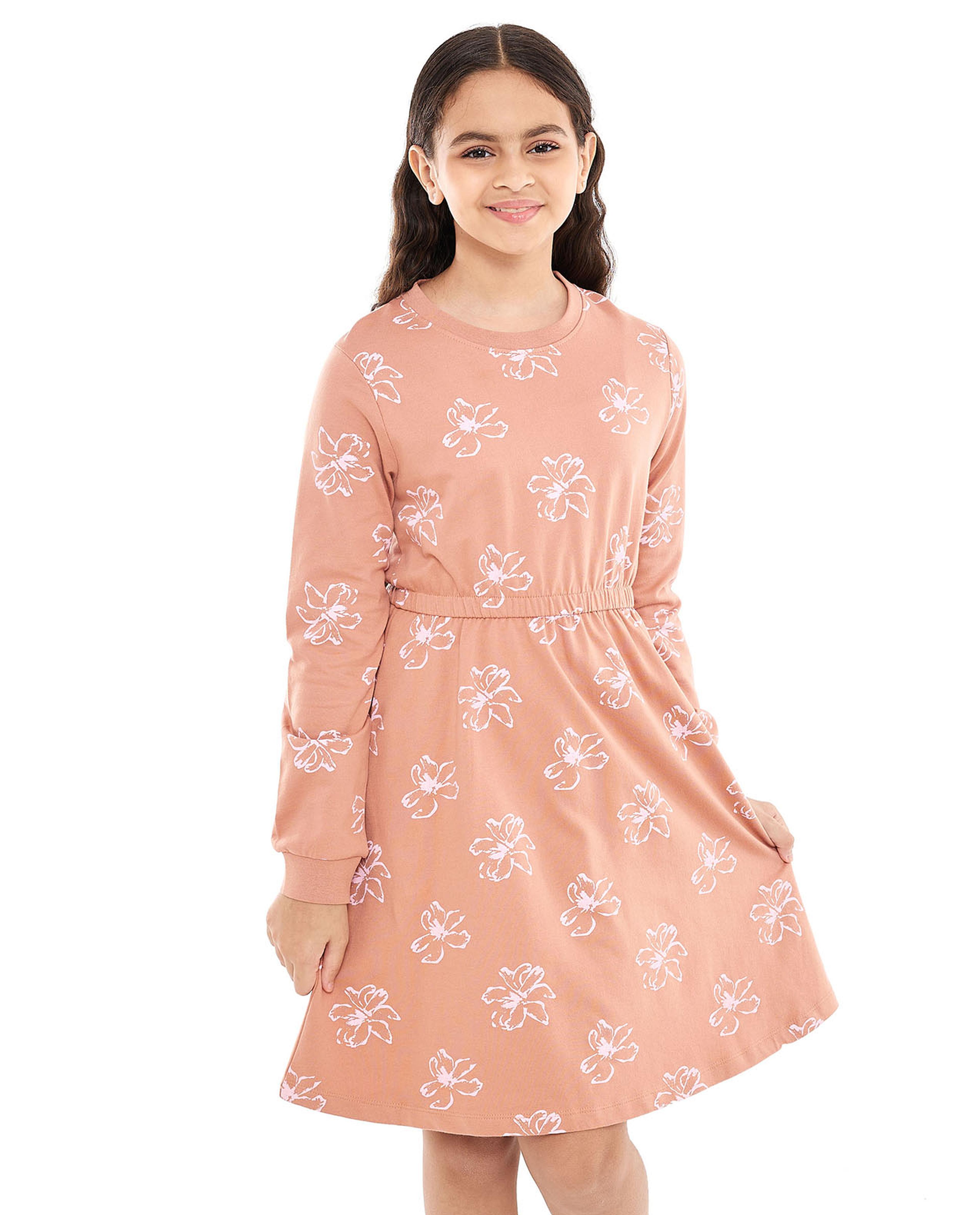 فستان برقبة مستديرة وأكمام طويلة