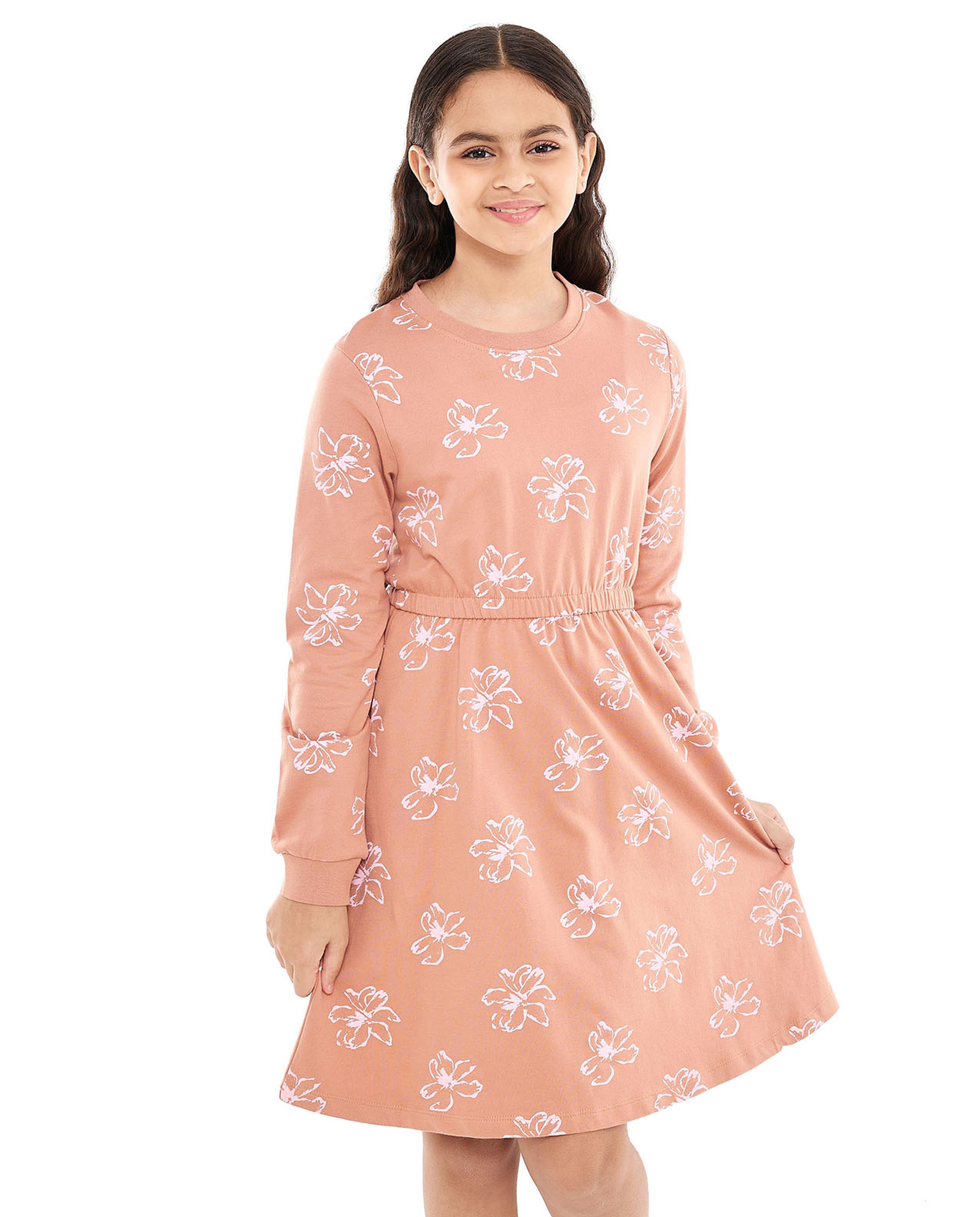 فستان برقبة مستديرة وأكمام طويلة