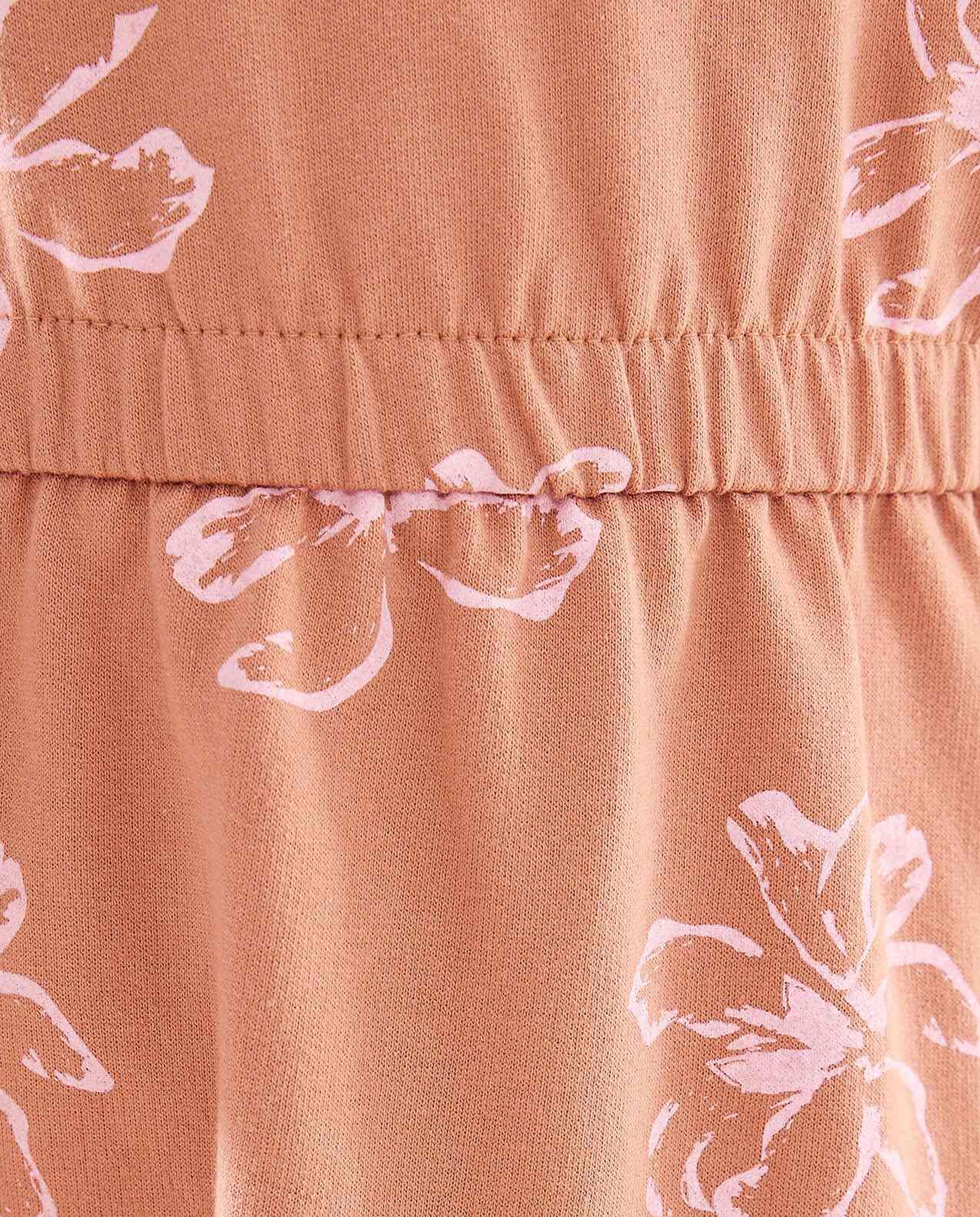 فستان برقبة مستديرة وأكمام طويلة