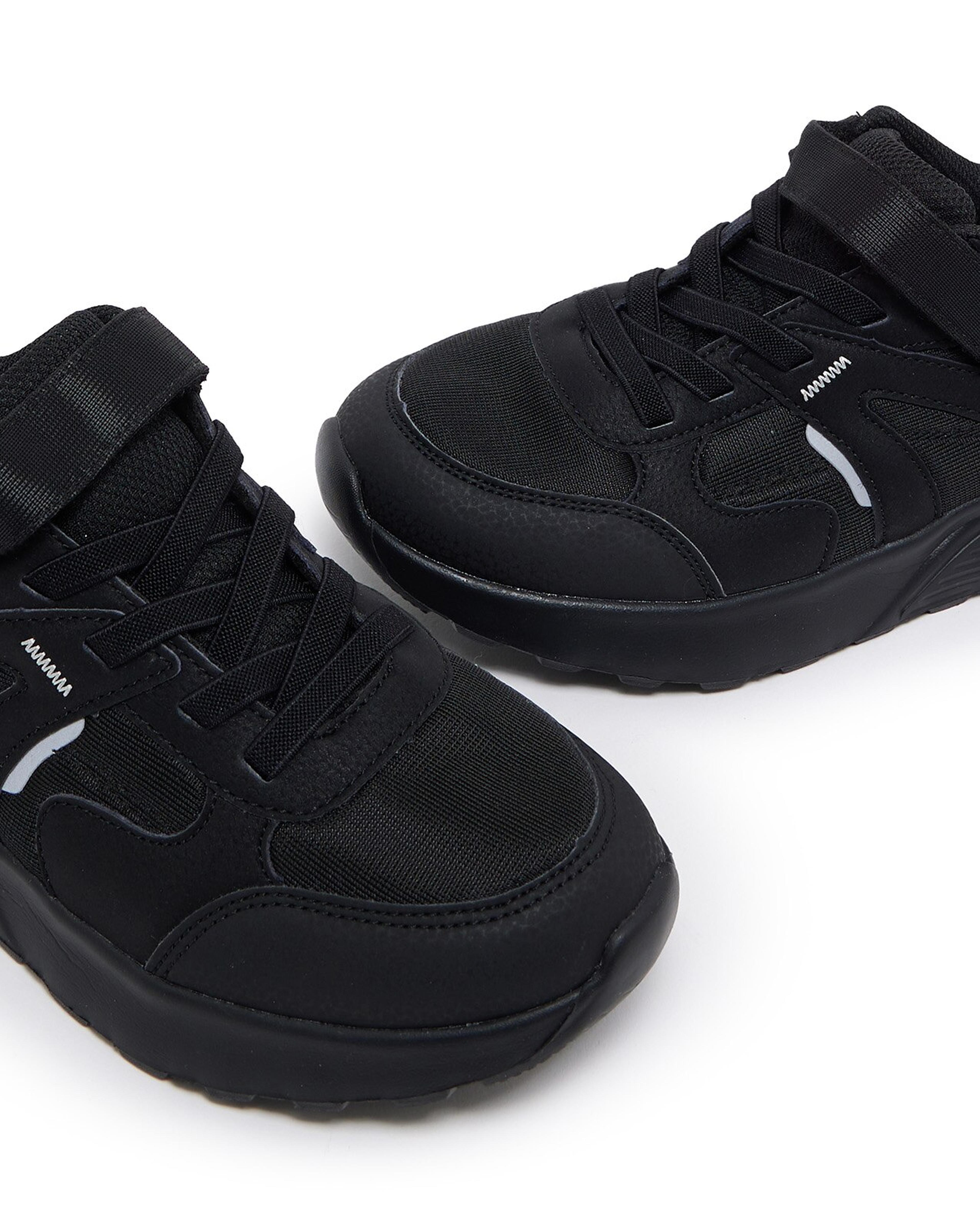 حذاء رياضي بشريط بفيلكرو