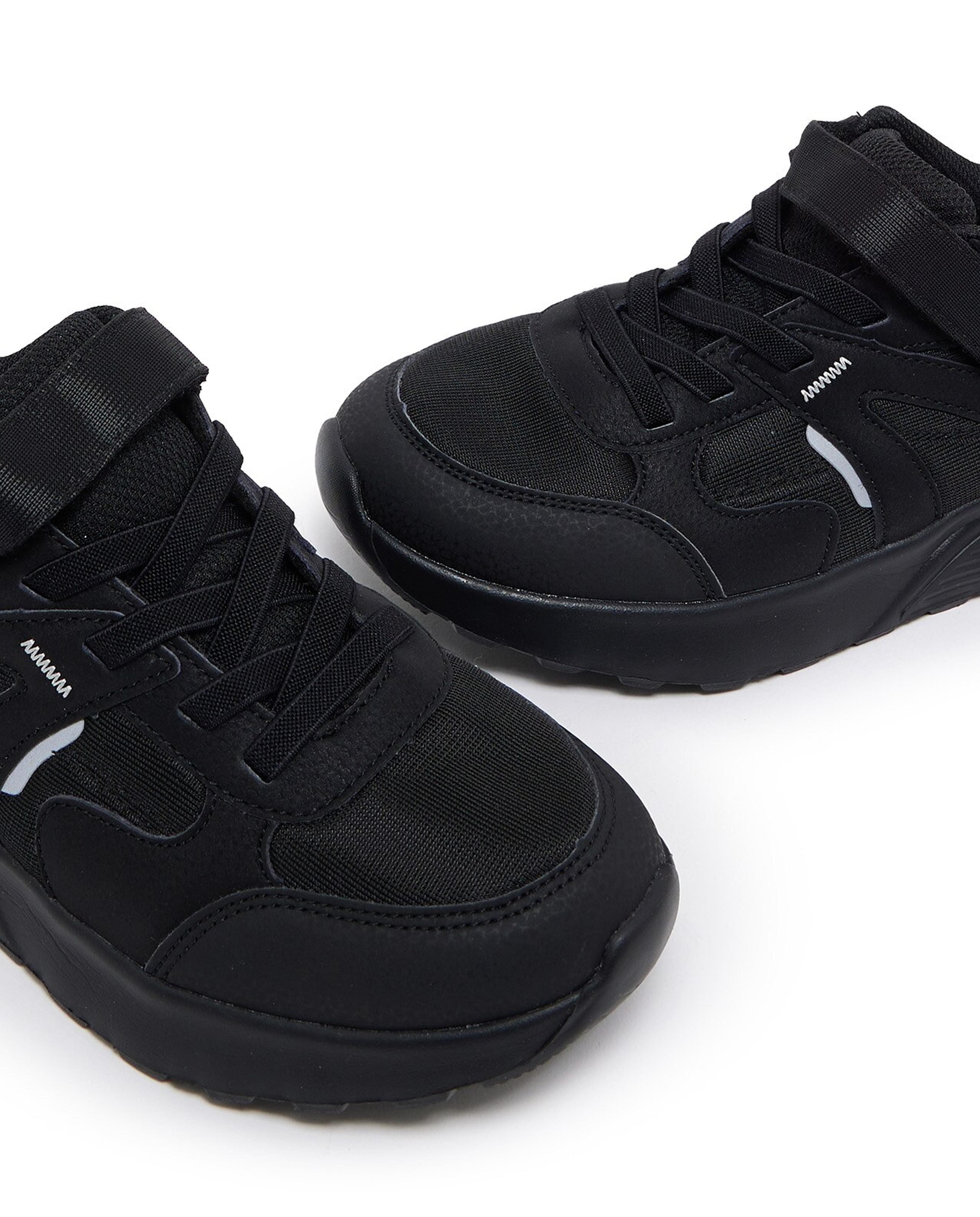 حذاء رياضي بشريط بفيلكرو