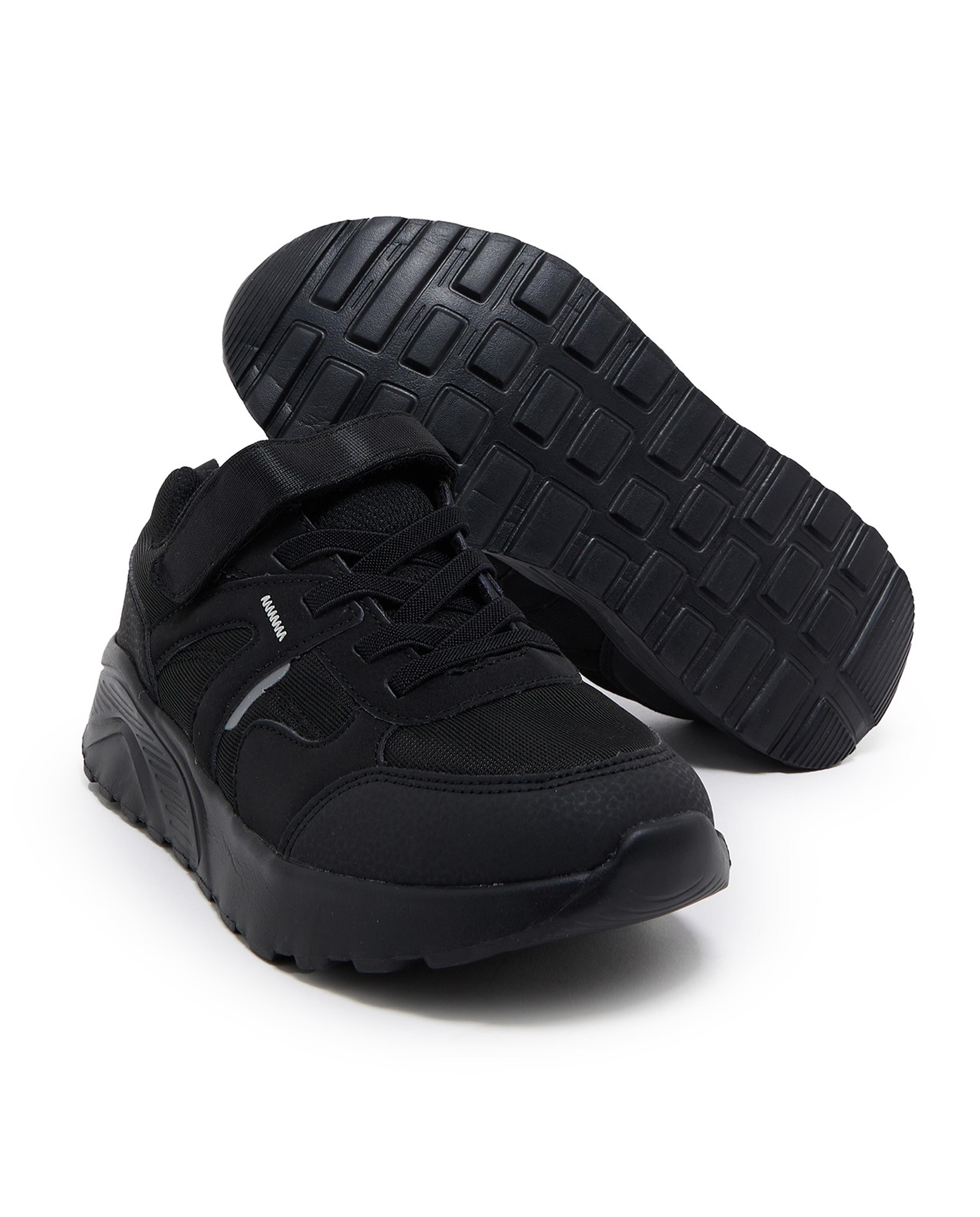 حذاء رياضي بشريط بفيلكرو