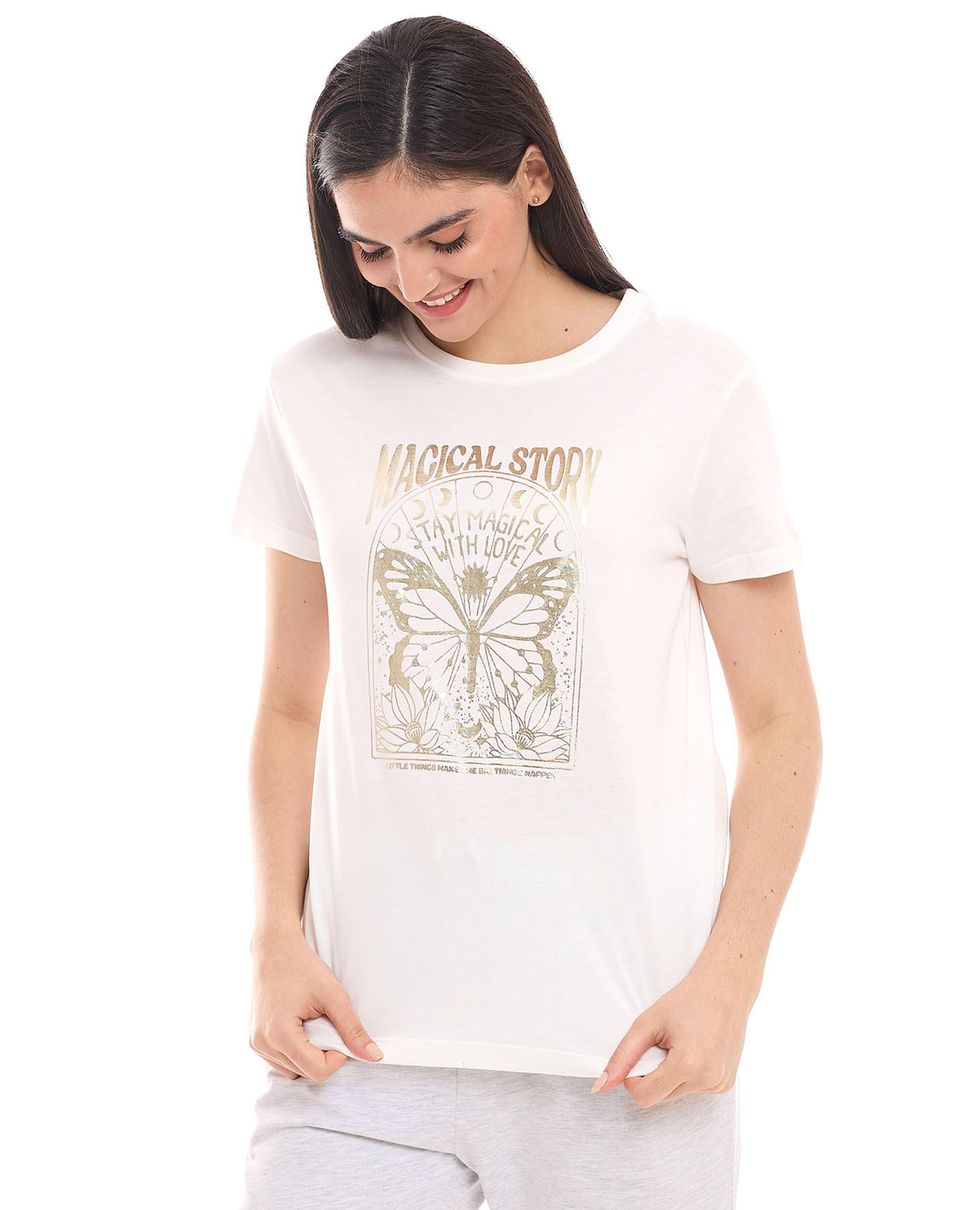 تيشيرت برقبة مستديرة وأكمام قصيرة