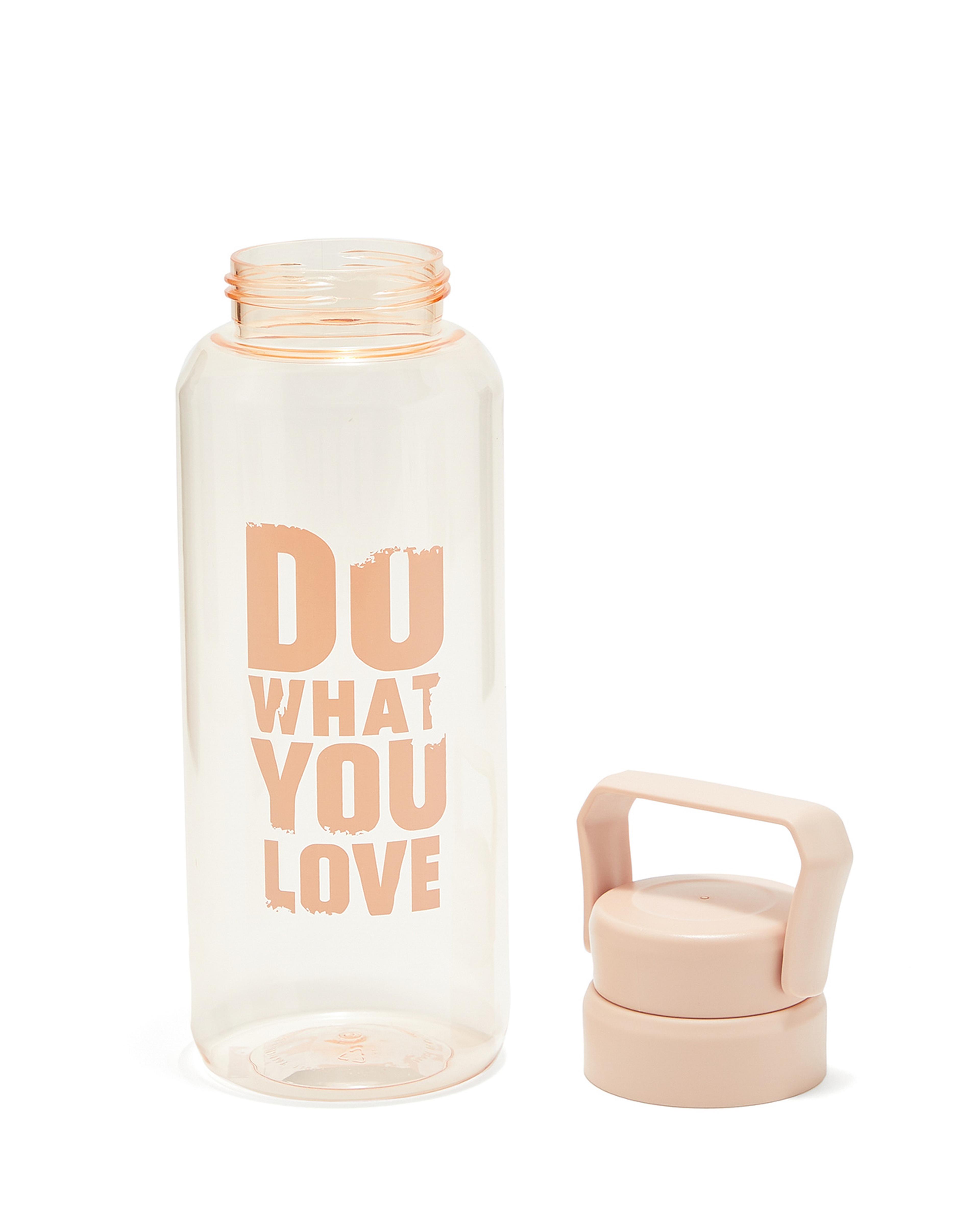 قارورة ماء شفافة