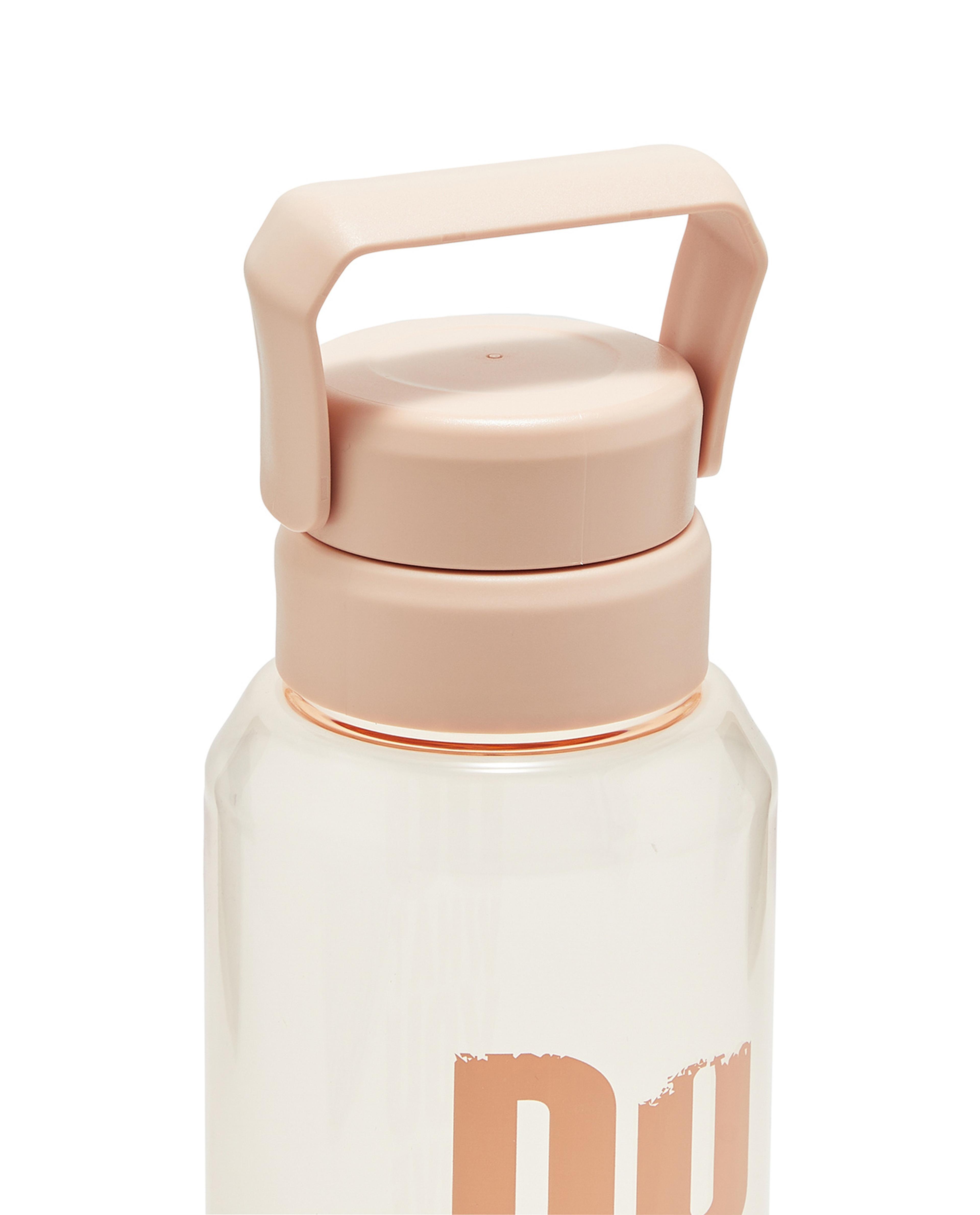 قارورة ماء شفافة