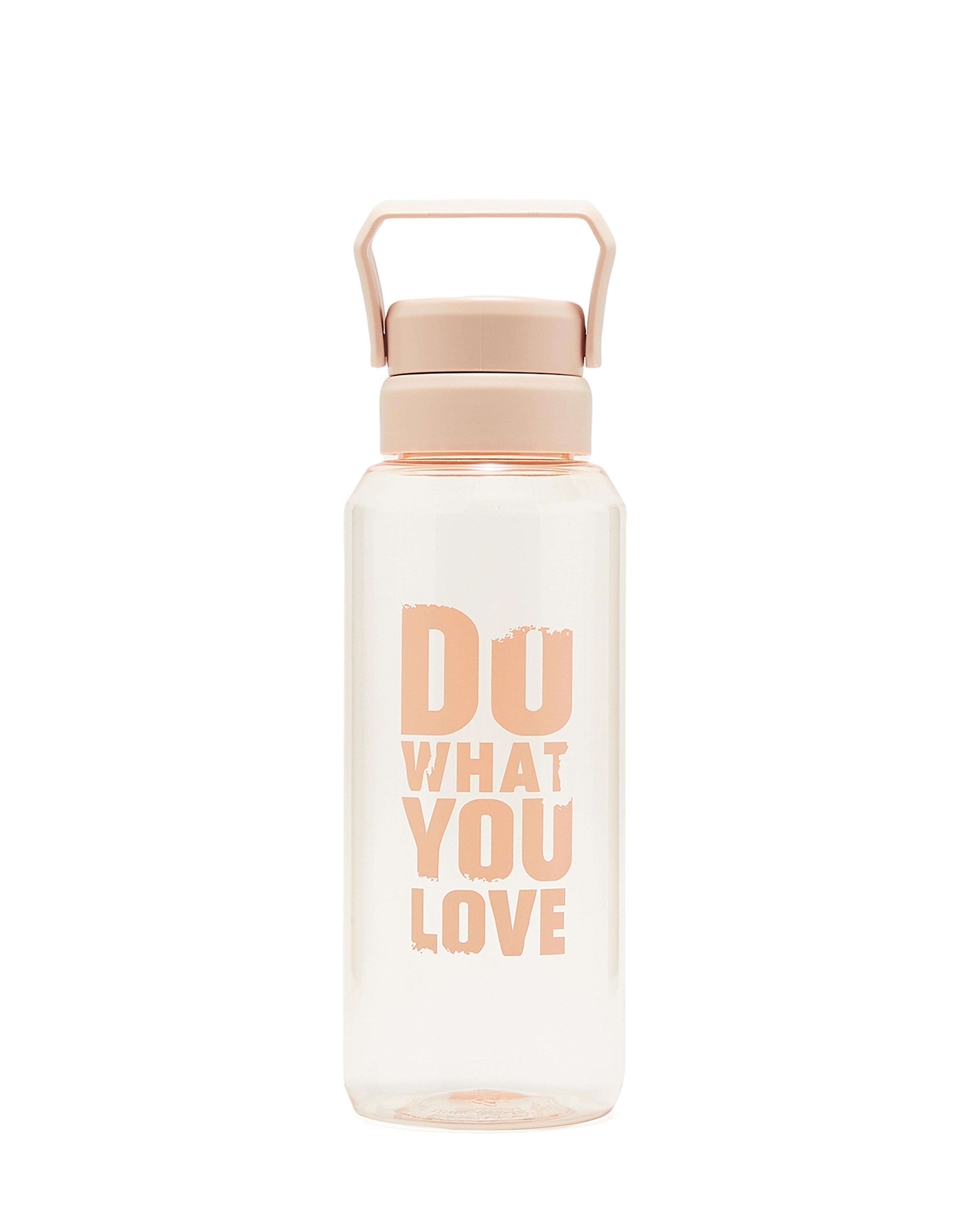 قارورة ماء شفافة