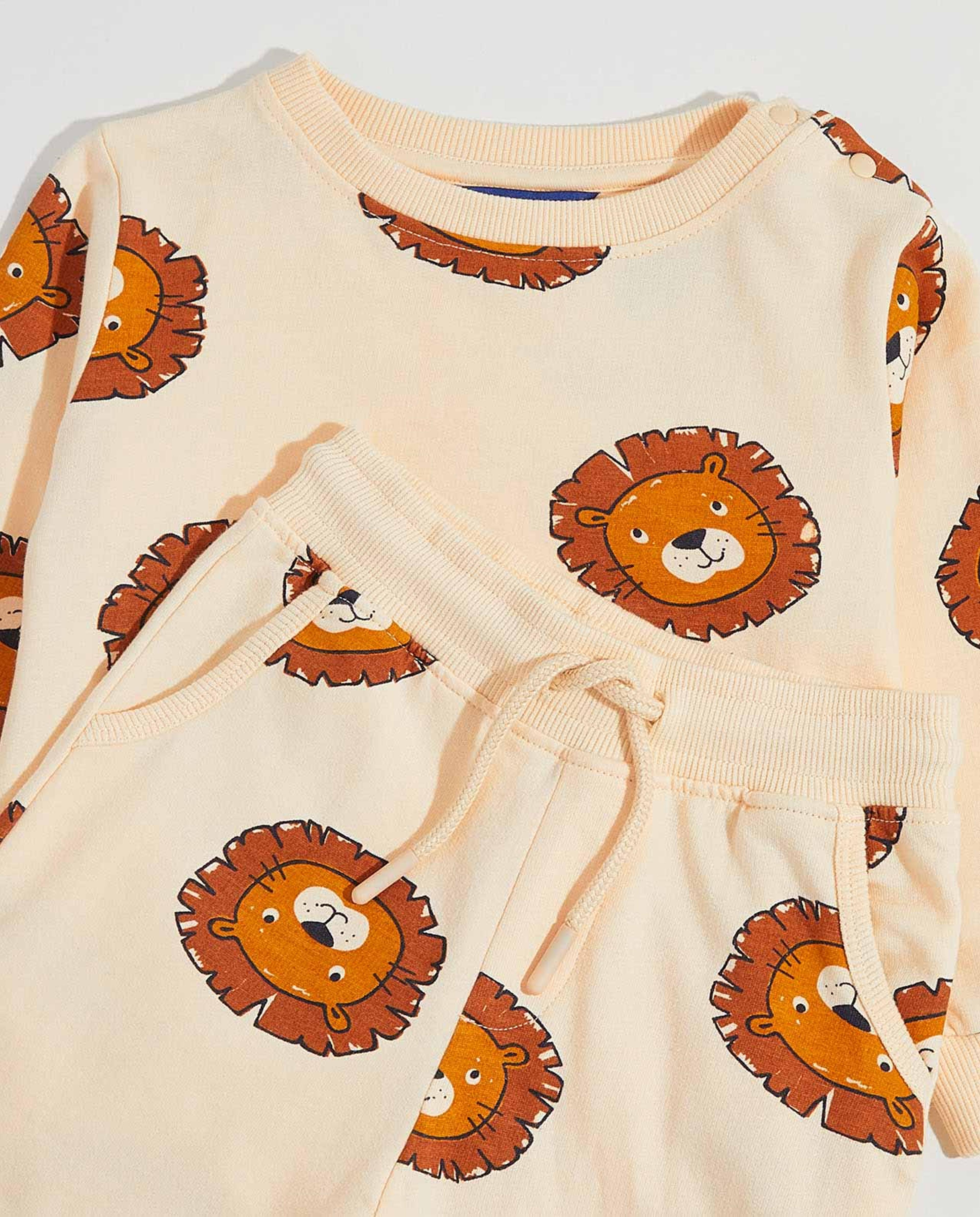 طقم ملابس بأكمام طويلة بطبعة