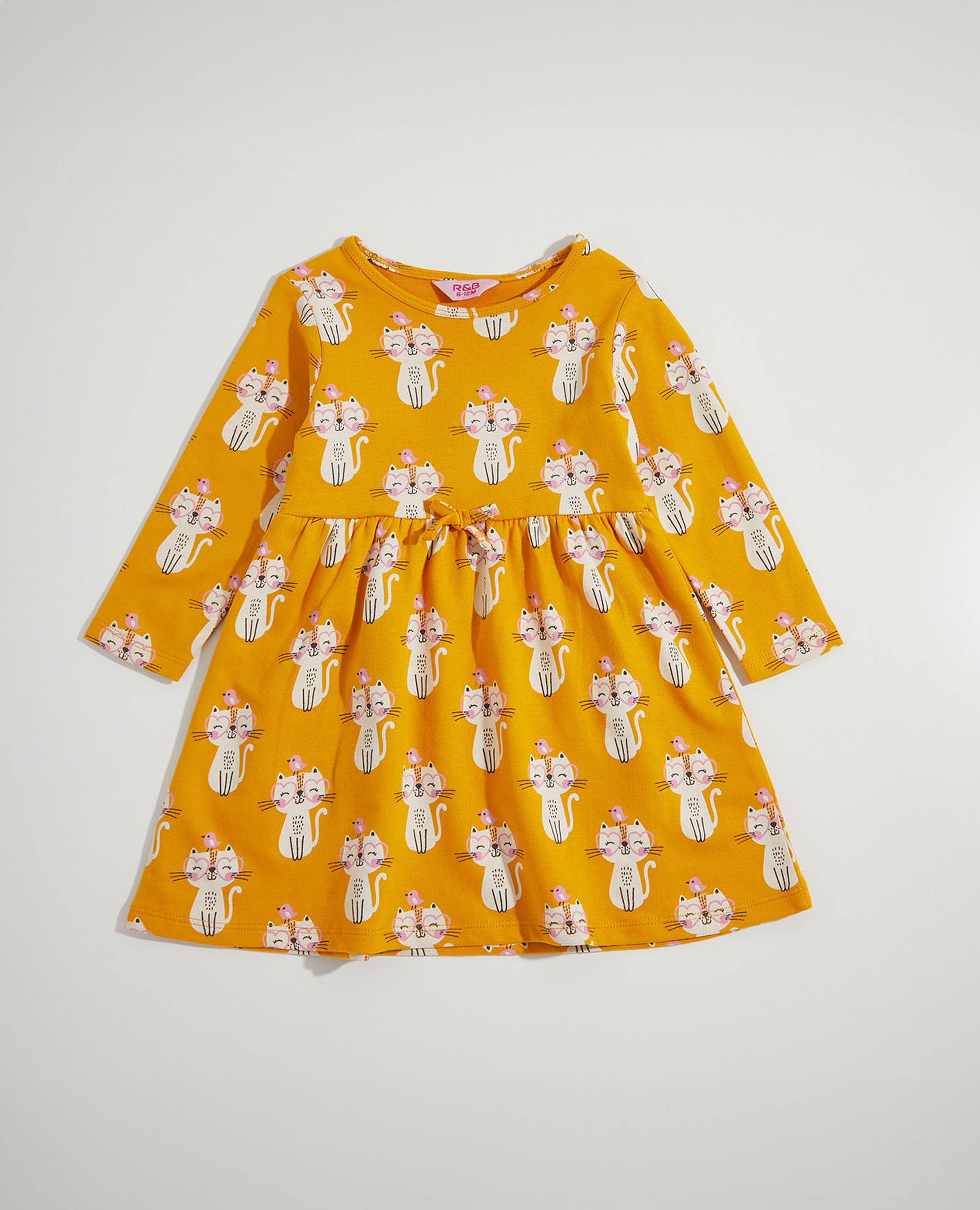 فستان برقبة مستديرة وأكمام طويلة بطبعة