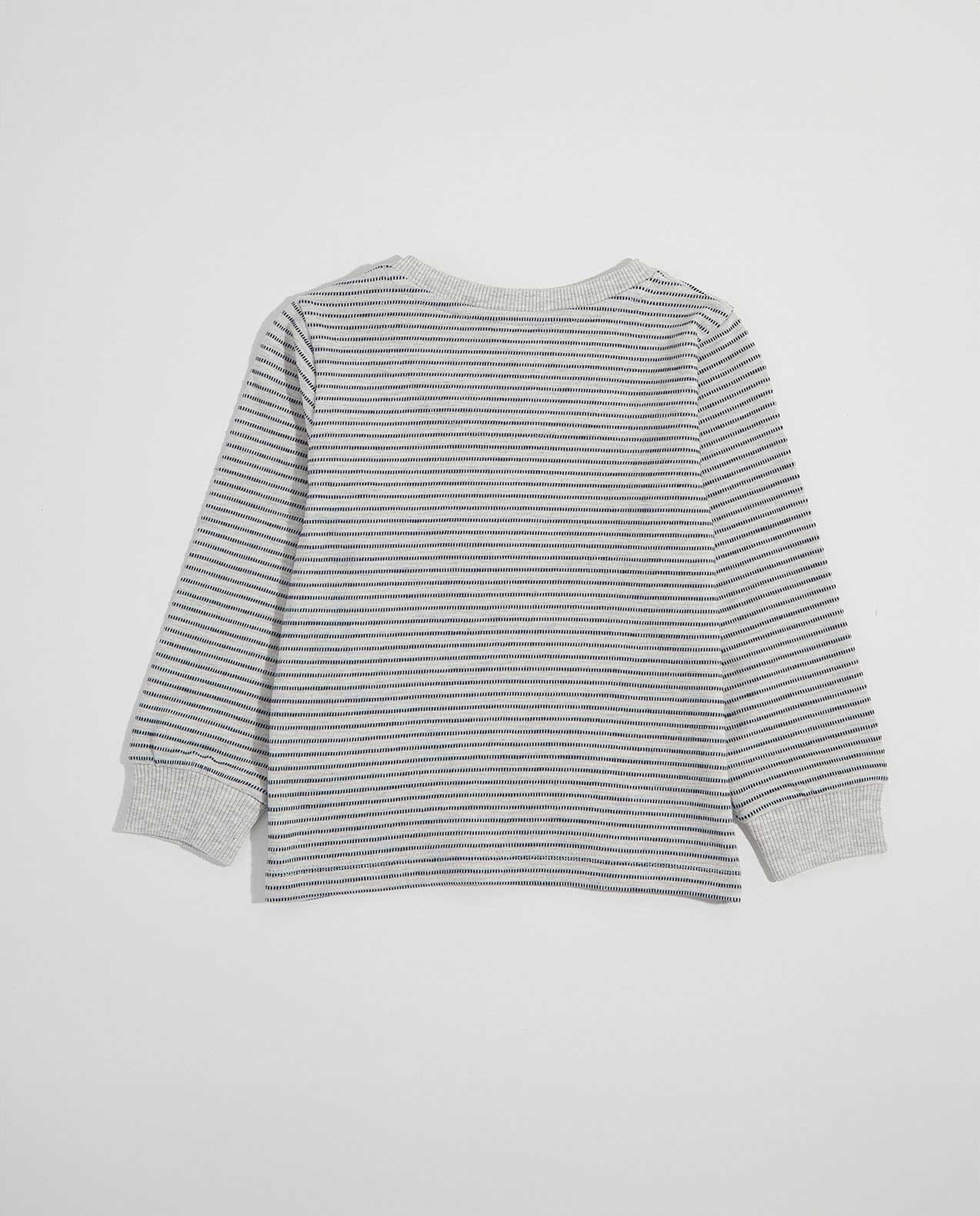 تيشيرت برقبة مستديرة وأكمام طويلة