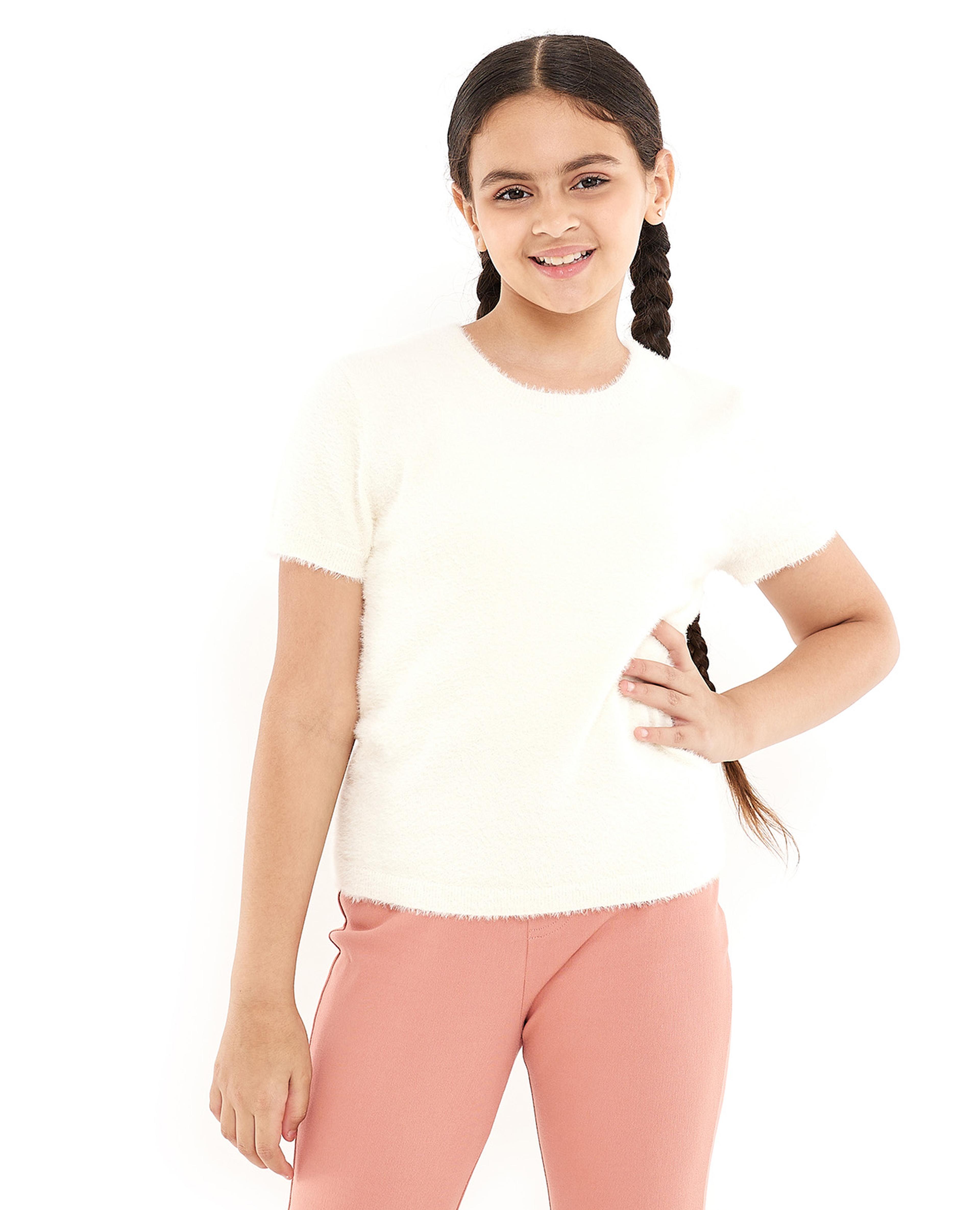 توب محبوك برقبة مستديرة وأكمام قصيرة