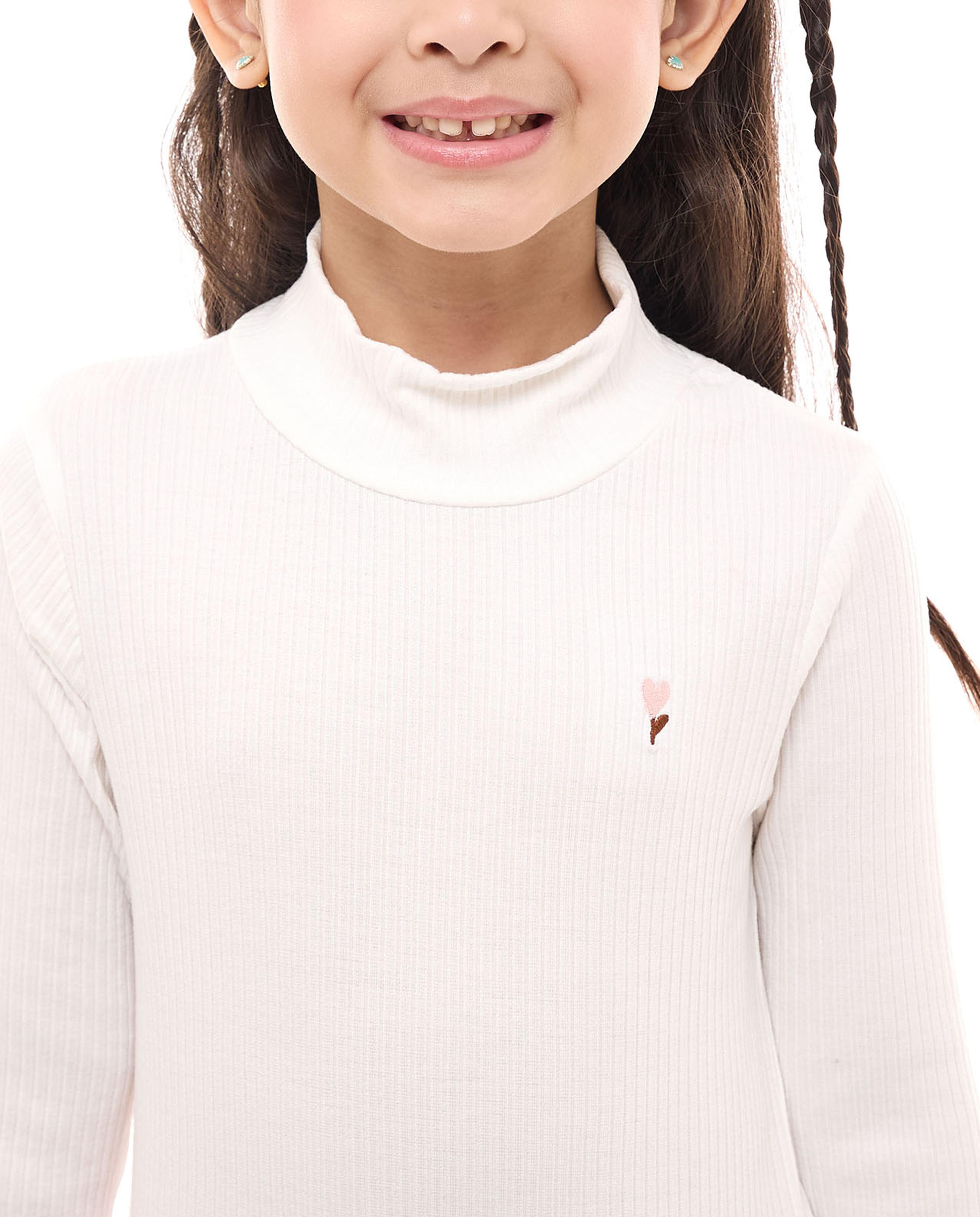 تيشيرت بياقة عالية وأكمام طويلة