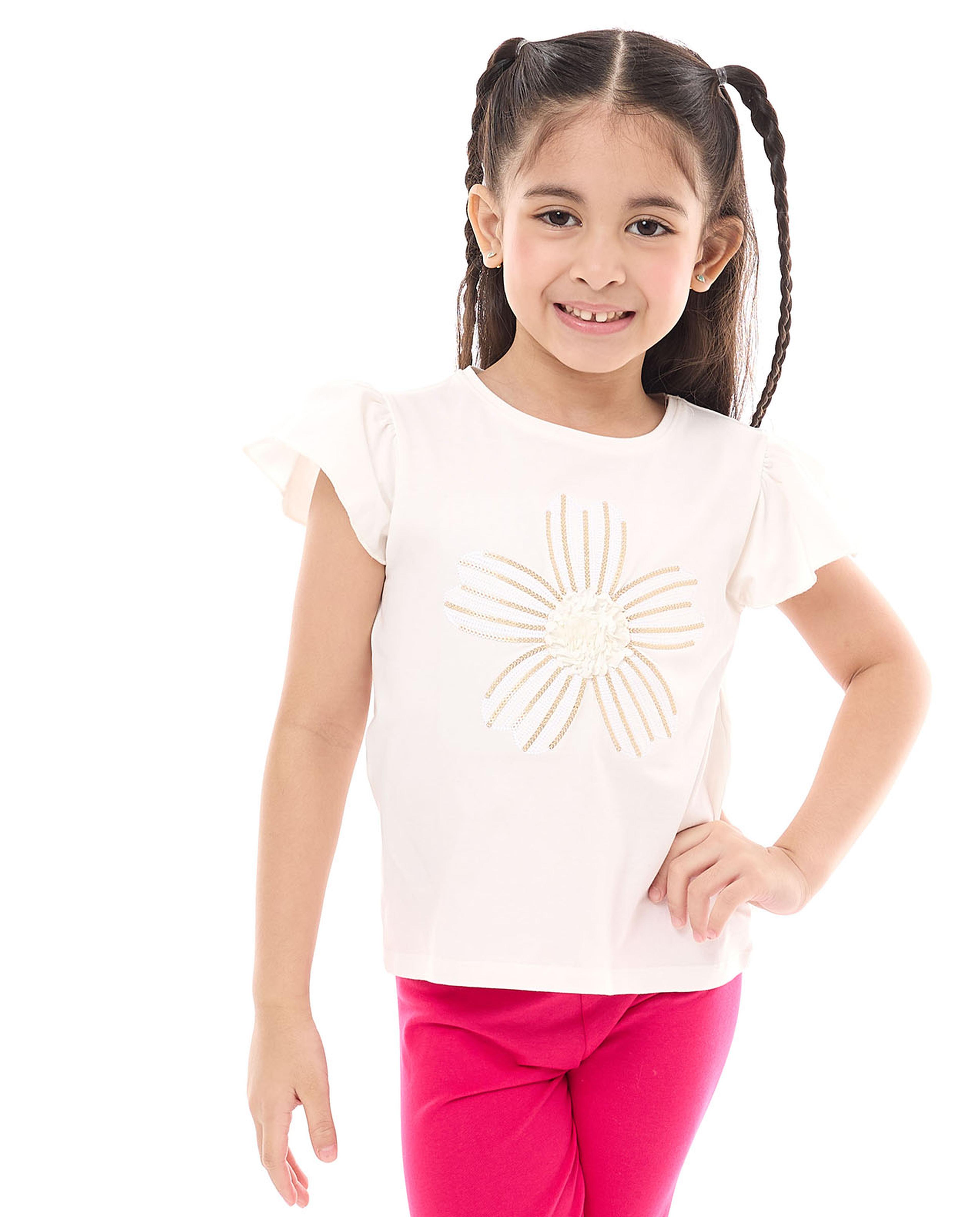 توب بتفصيل بياقة مستديرة وأكمام قصيرة