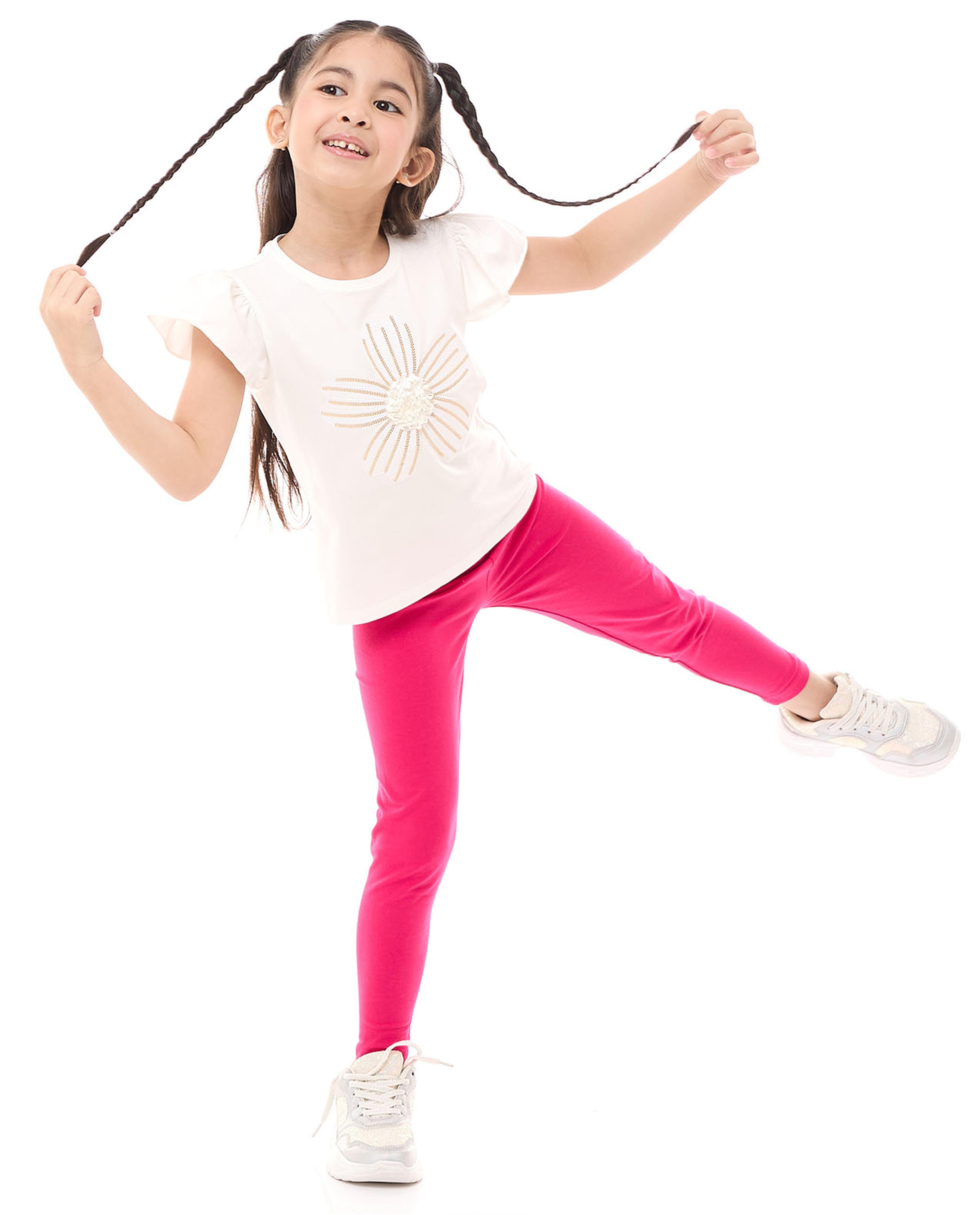 توب بتفصيل بياقة مستديرة وأكمام قصيرة