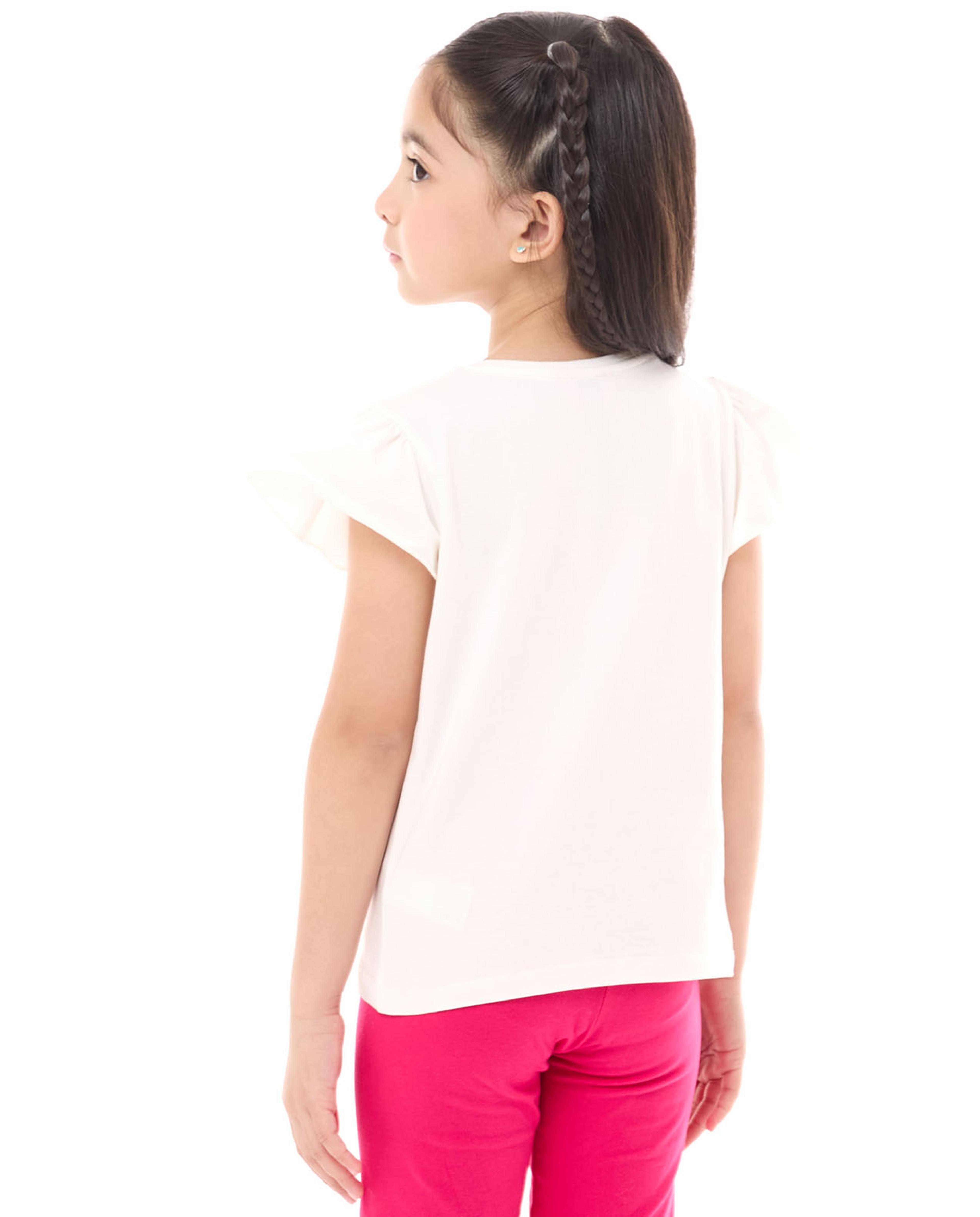 توب بتفصيل بياقة مستديرة وأكمام قصيرة