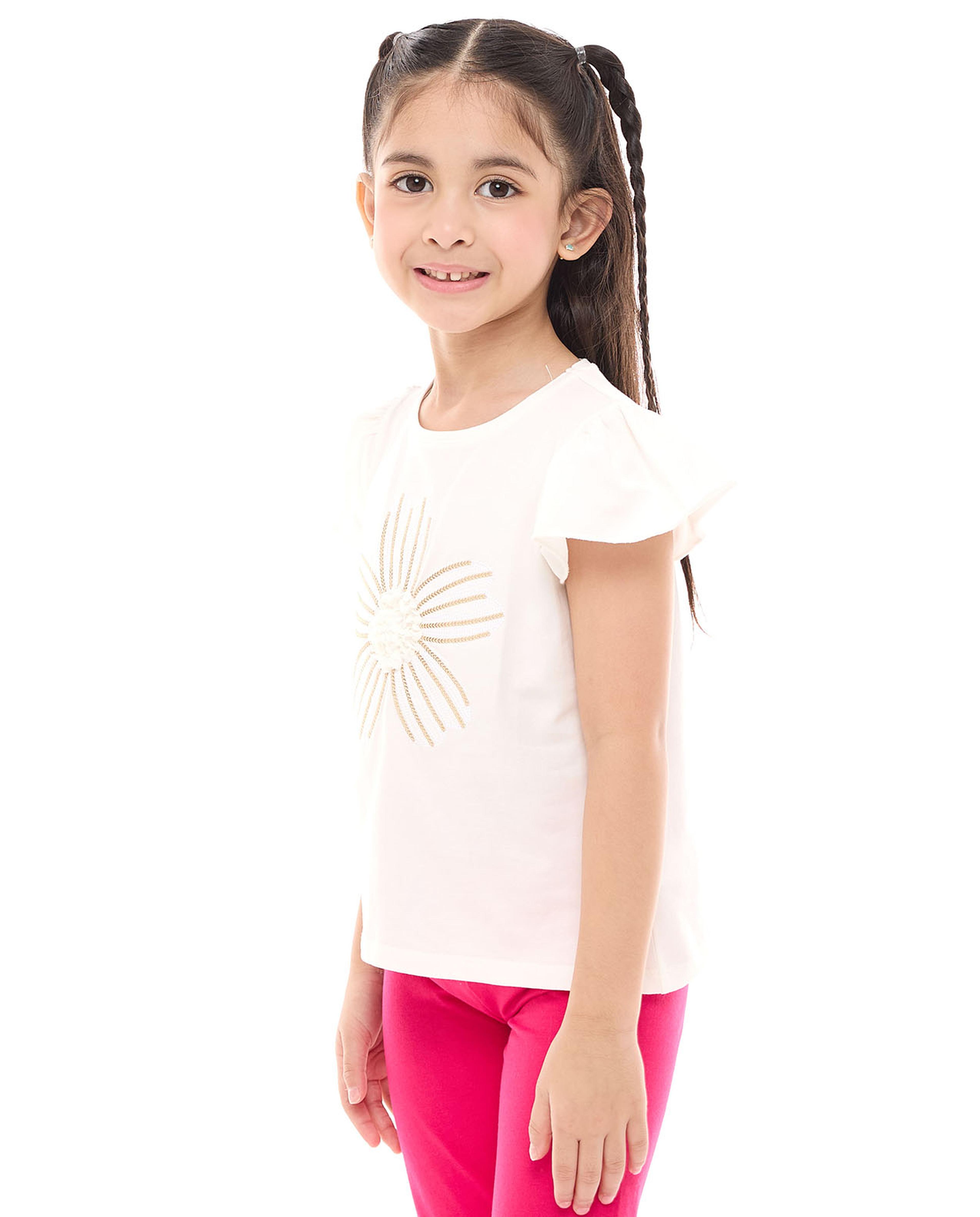 توب بتفصيل بياقة مستديرة وأكمام قصيرة