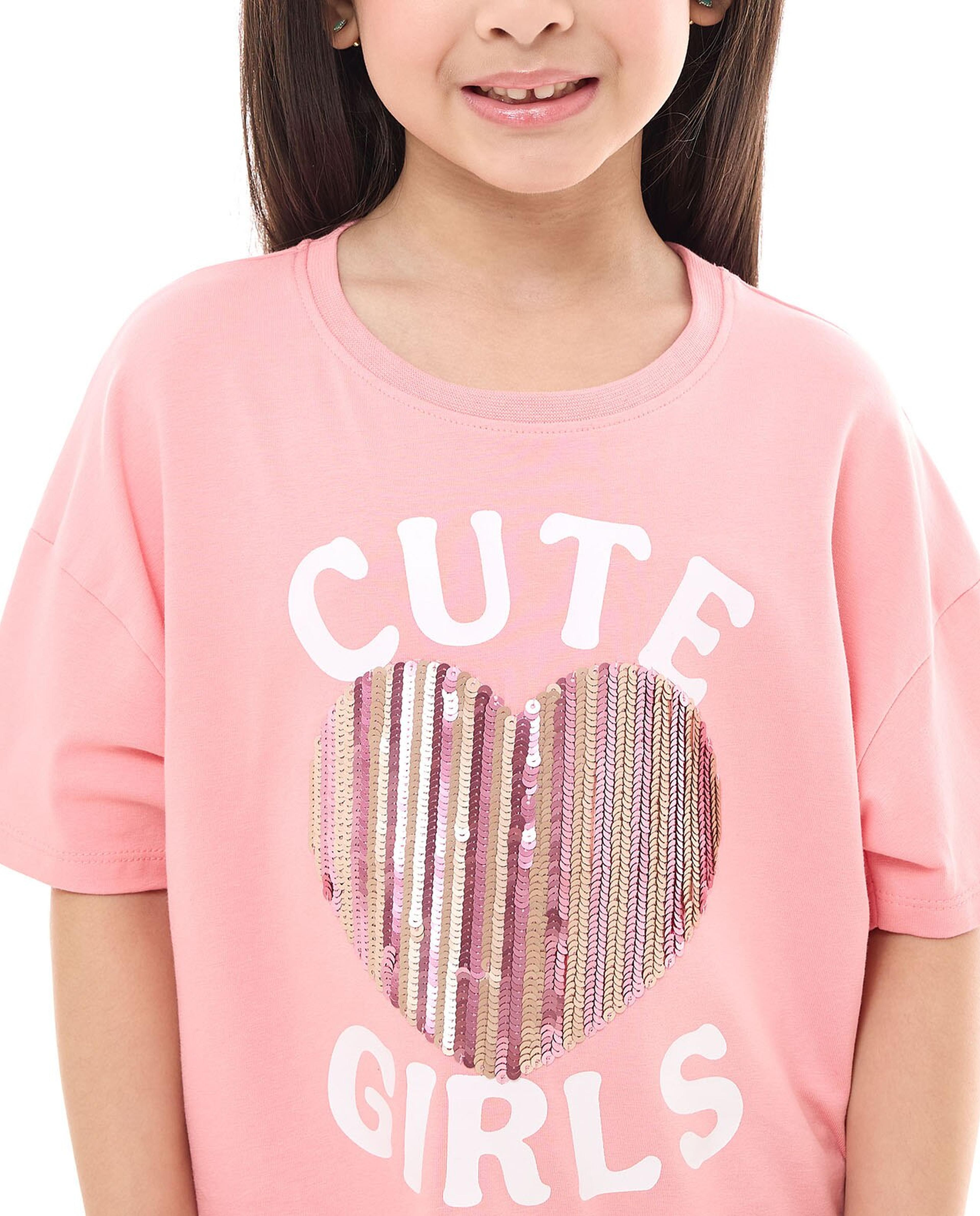 تيشيرت مزين بترتر بياقة مستديرة وأكمام قصيرة