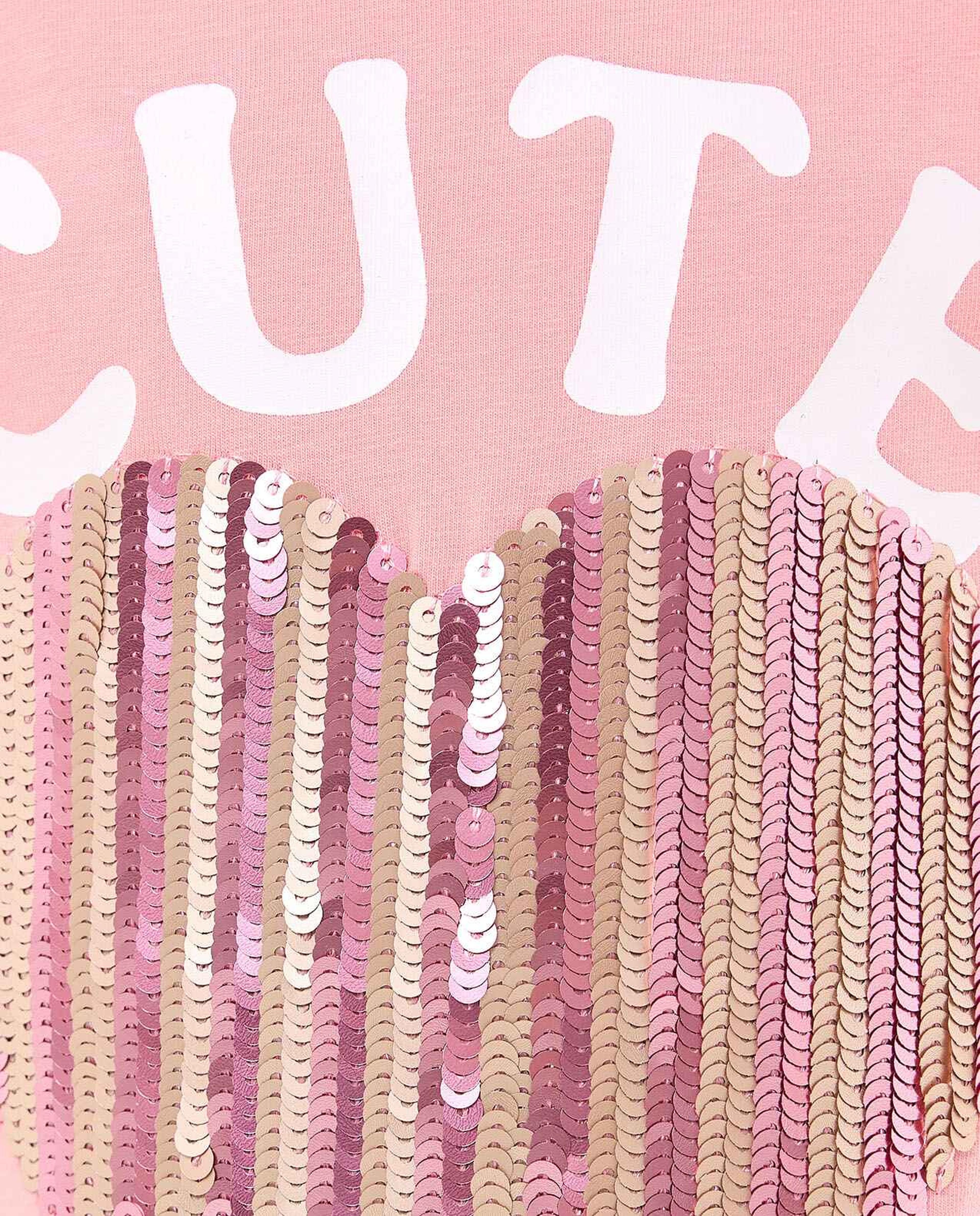 تيشيرت مزين بترتر بياقة مستديرة وأكمام قصيرة