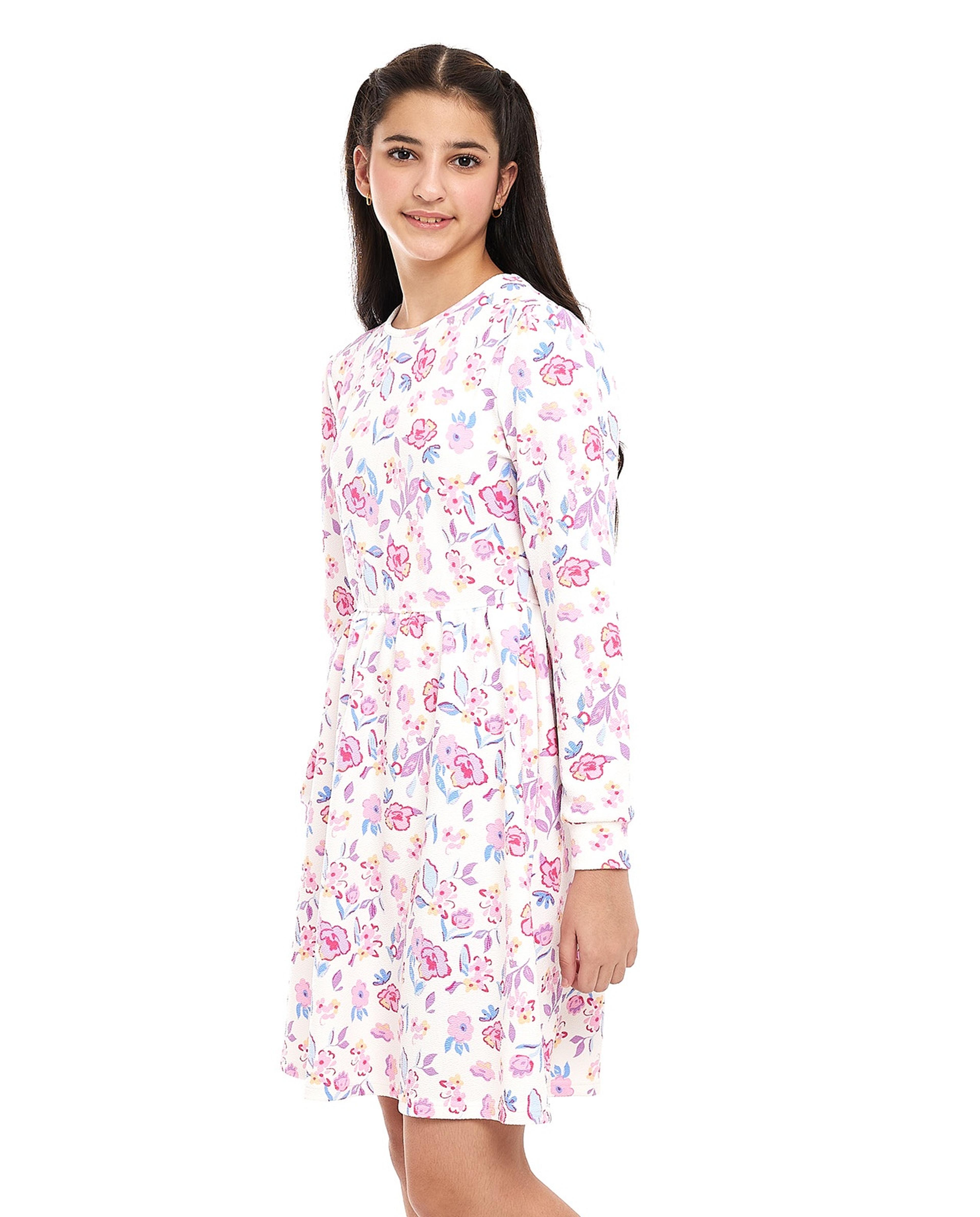 فستان مطبوع بنقشة زهور بياقة مستديرة وأكمام طويلة