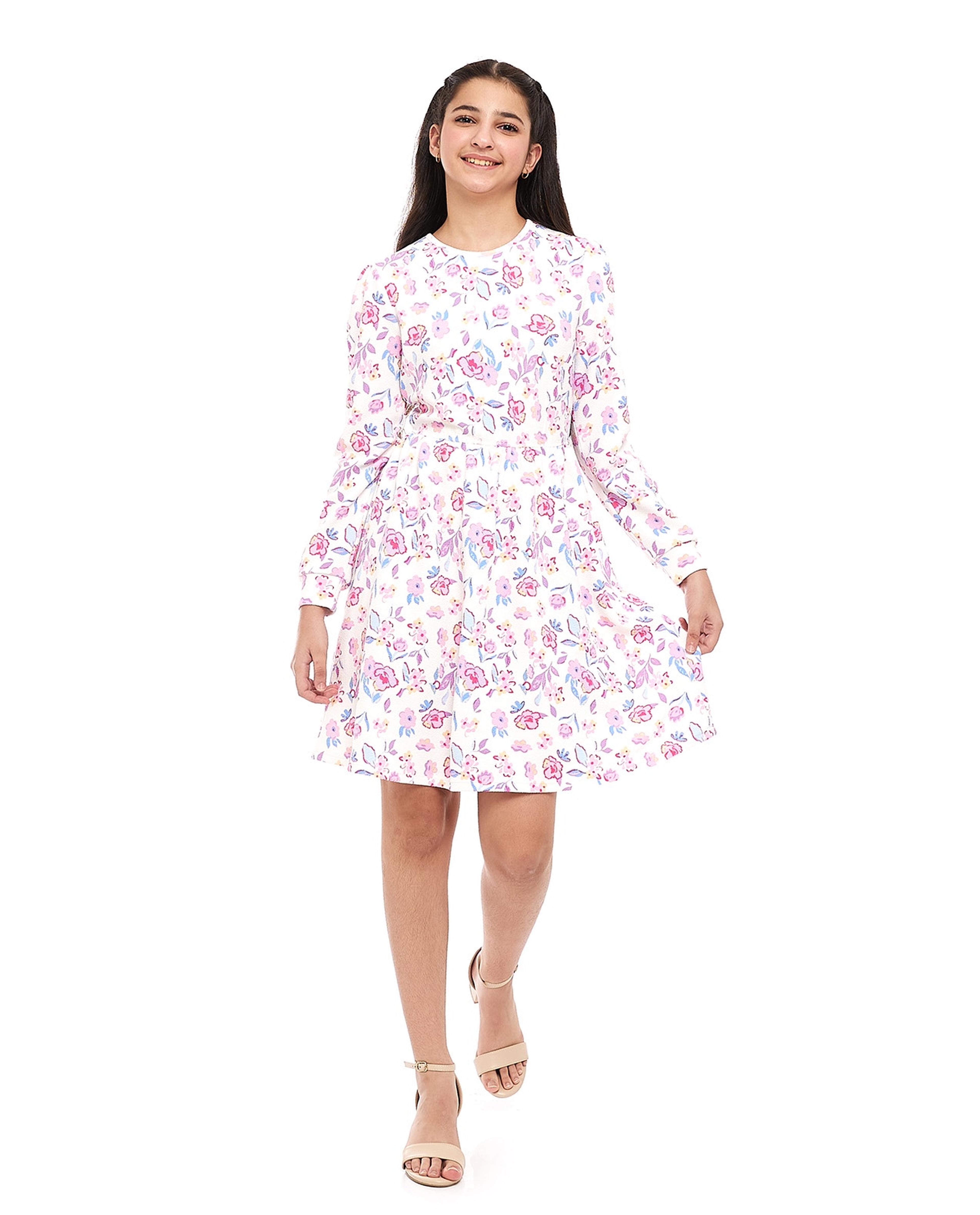 فستان مطبوع بنقشة زهور بياقة مستديرة وأكمام طويلة