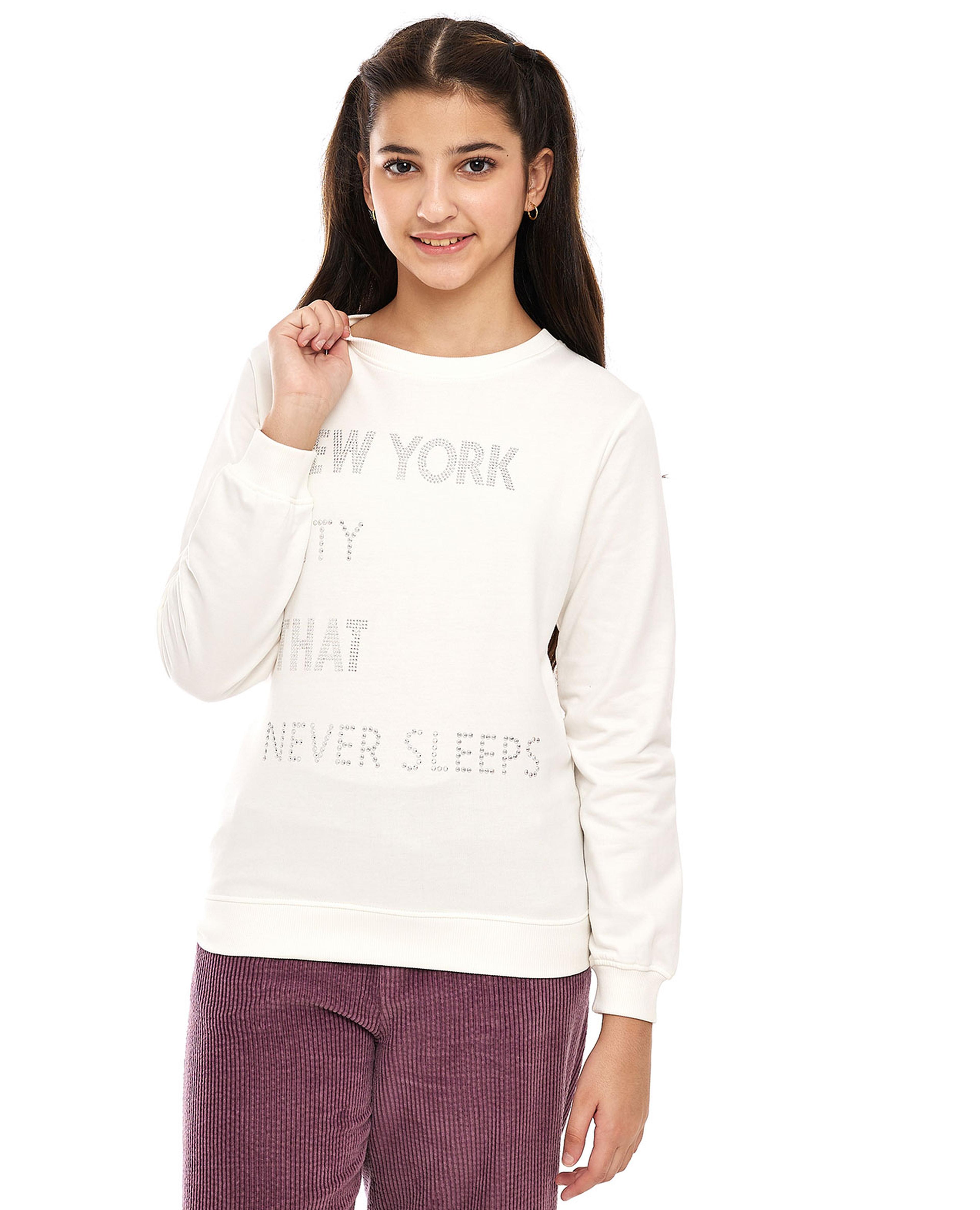 سويتشيرت مزين بياقة مستديرة وأكمام طويلة