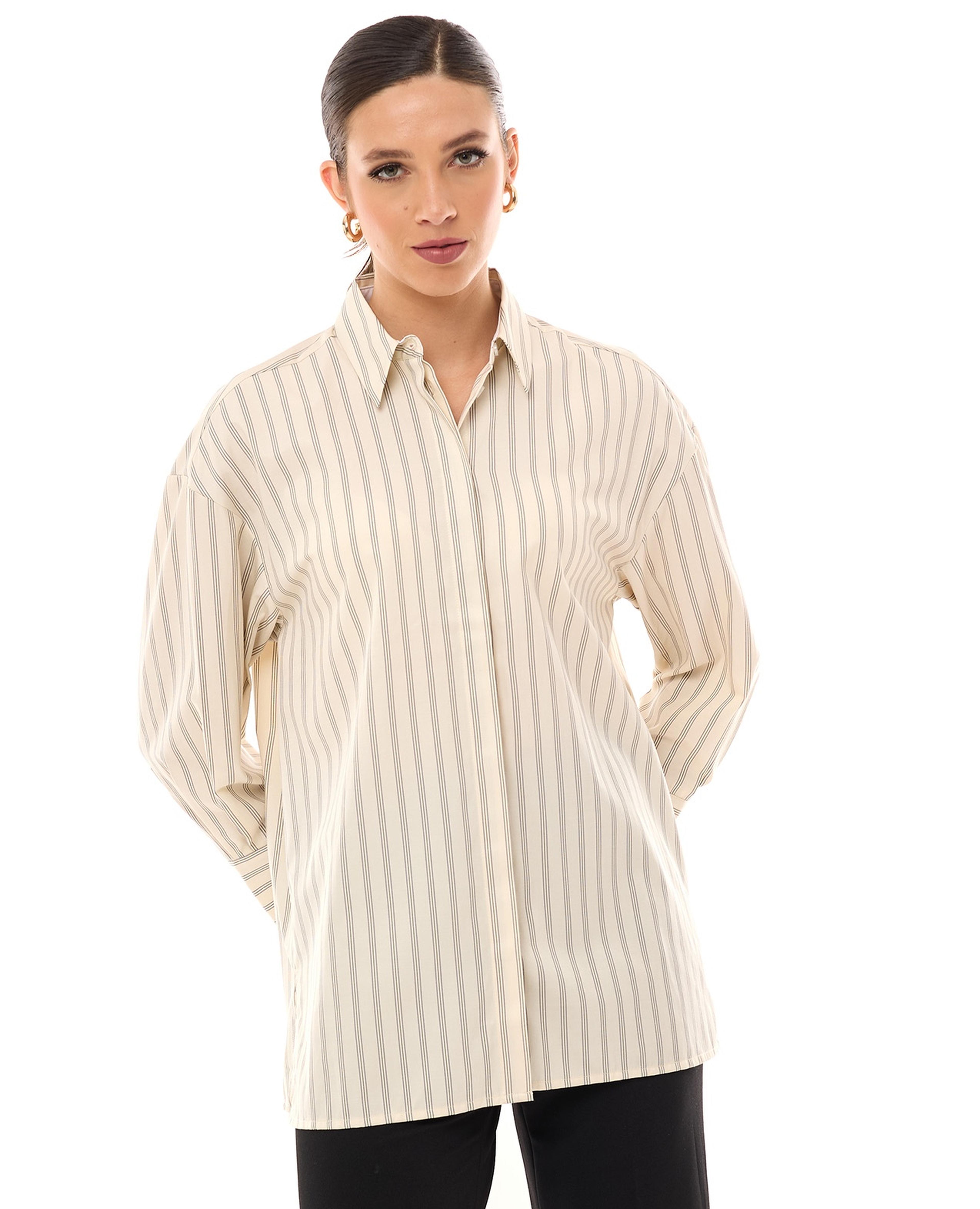 قميص مخطط بياقة واسعة وأكمام طويلة