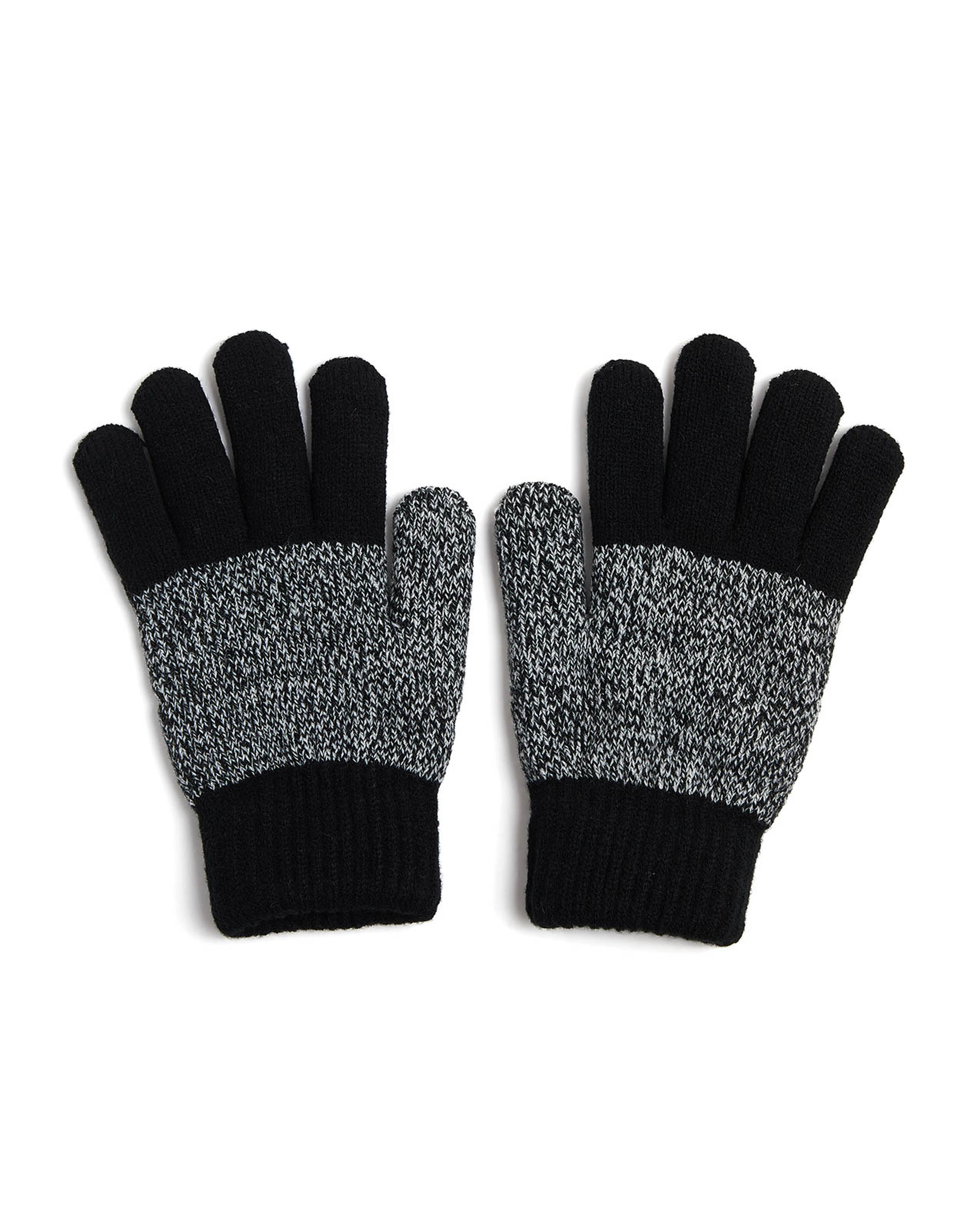 قفازات بألوان متباينة